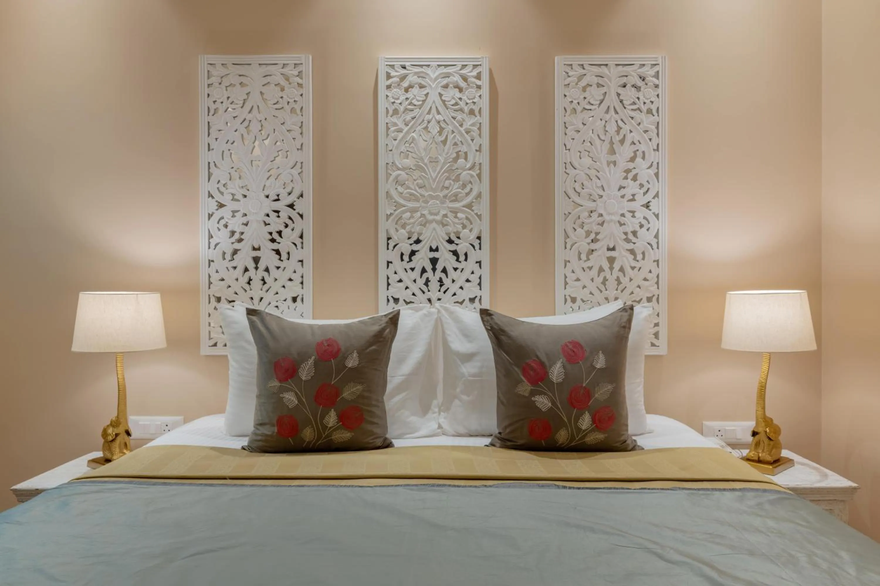 Bed in juSTa Luxe Kashi Parampara, Varanasi