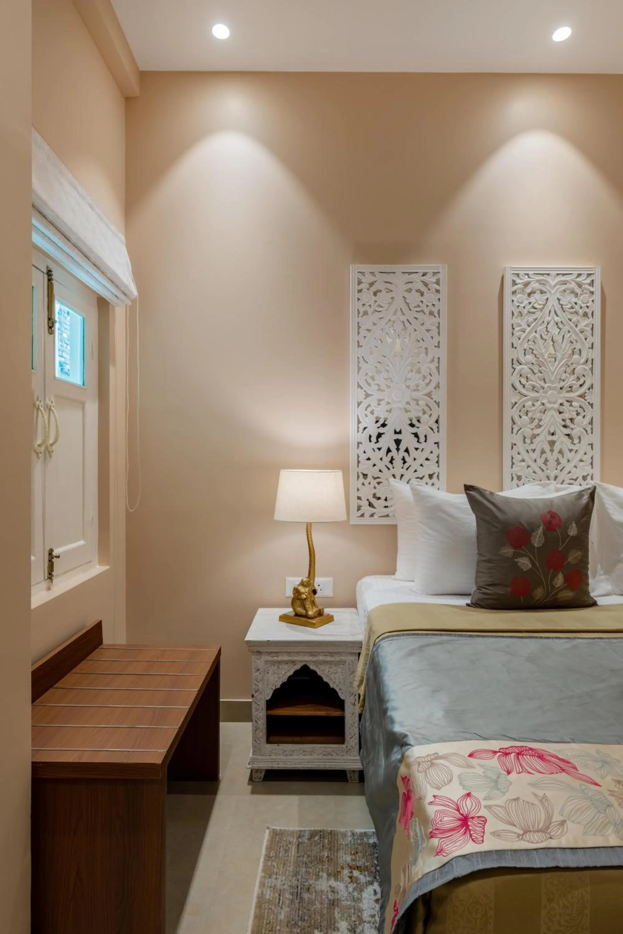 Bed in juSTa Luxe Kashi Parampara, Varanasi