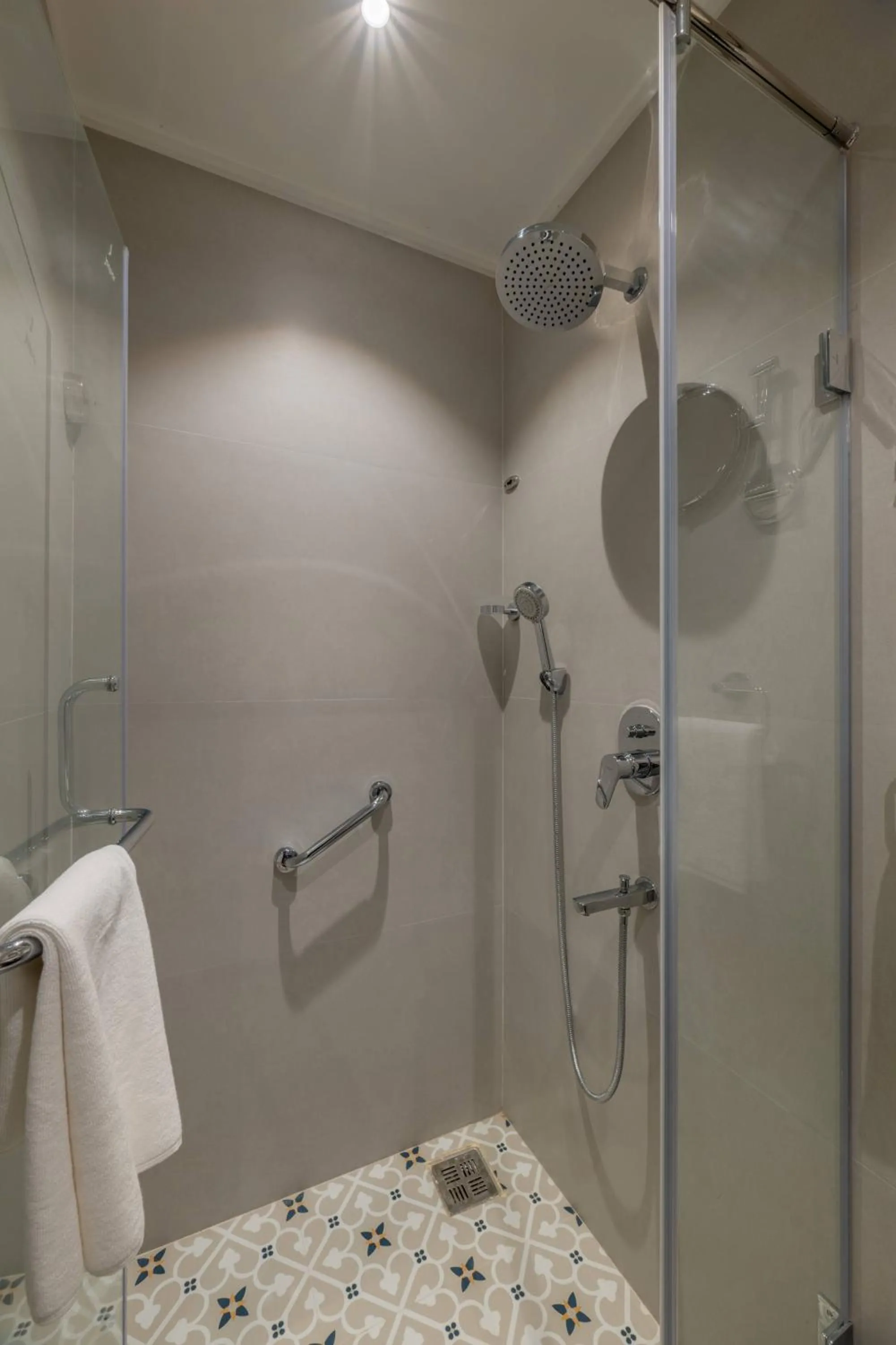 Shower in juSTa Luxe Kashi Parampara, Varanasi