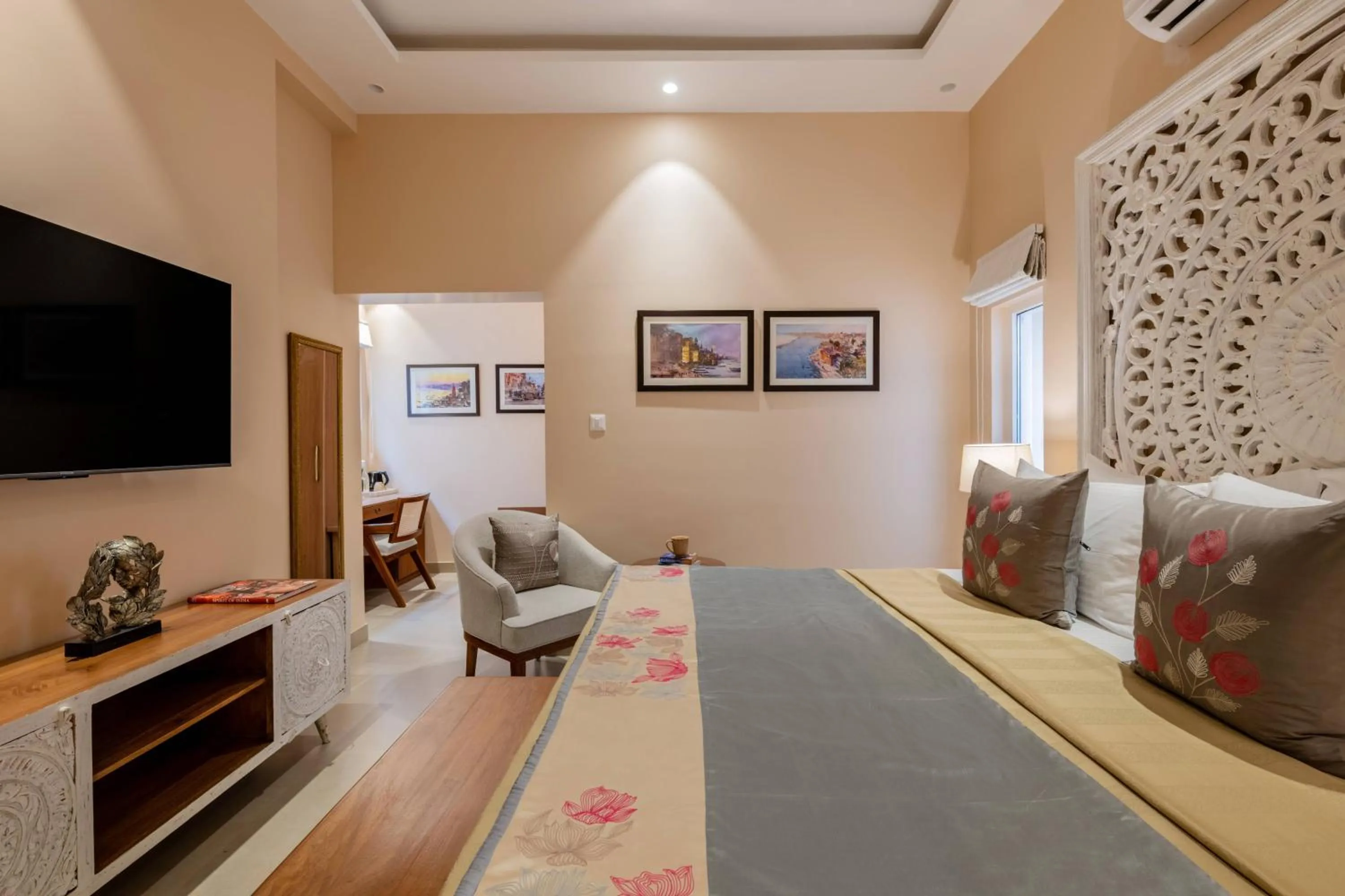 Bed in juSTa Luxe Kashi Parampara, Varanasi