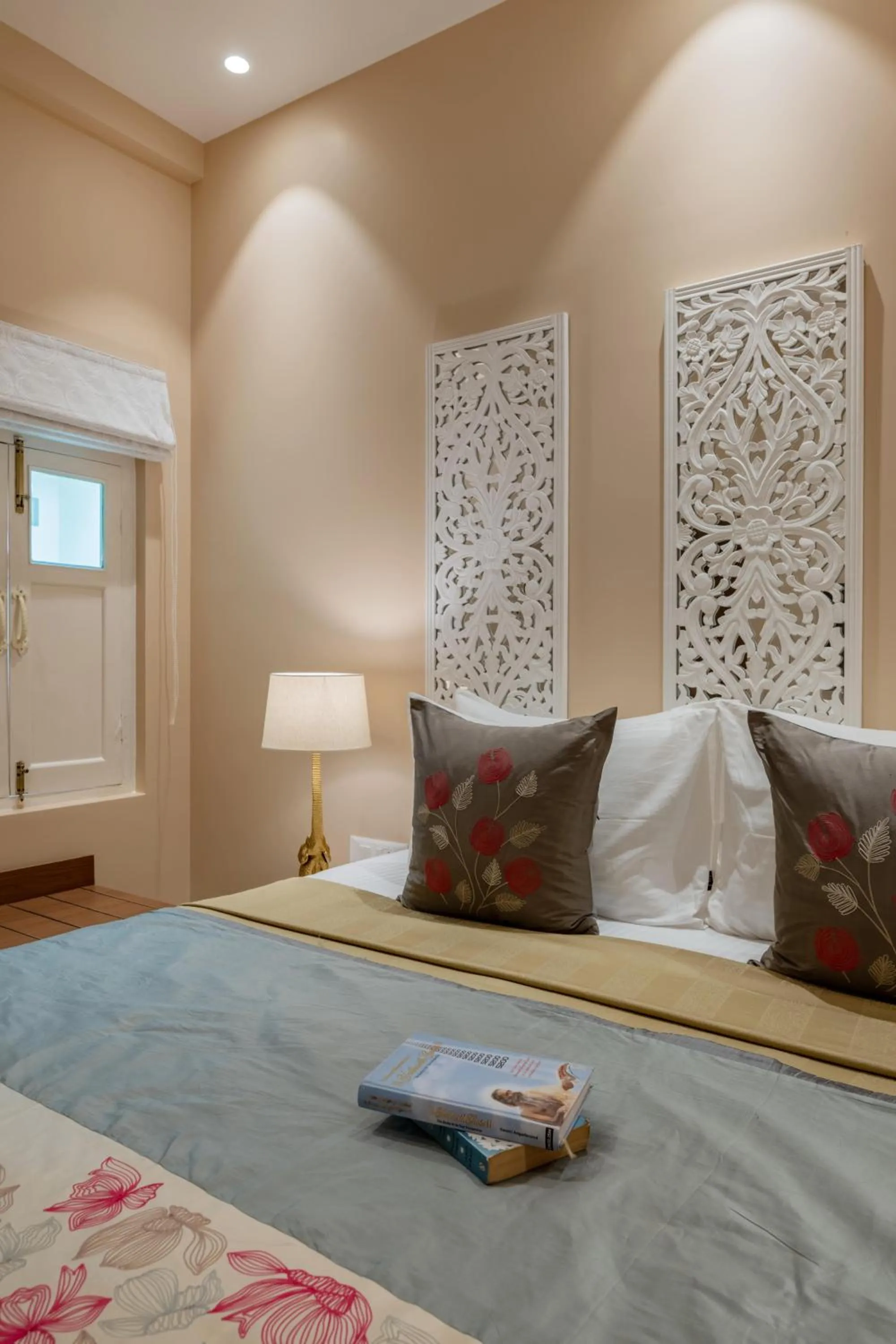 Bed in juSTa Luxe Kashi Parampara, Varanasi