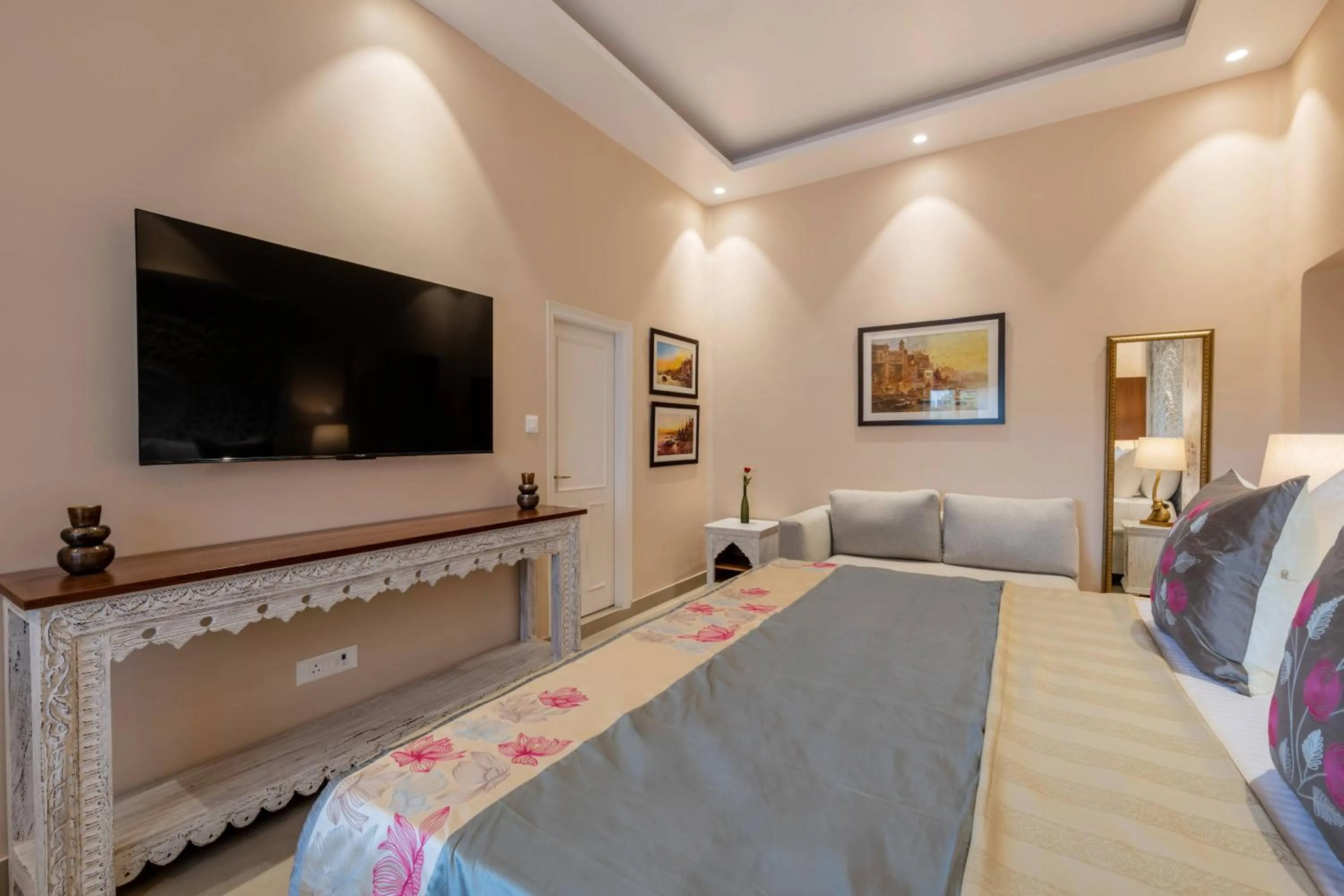 TV and multimedia, Bed in juSTa Luxe Kashi Parampara, Varanasi