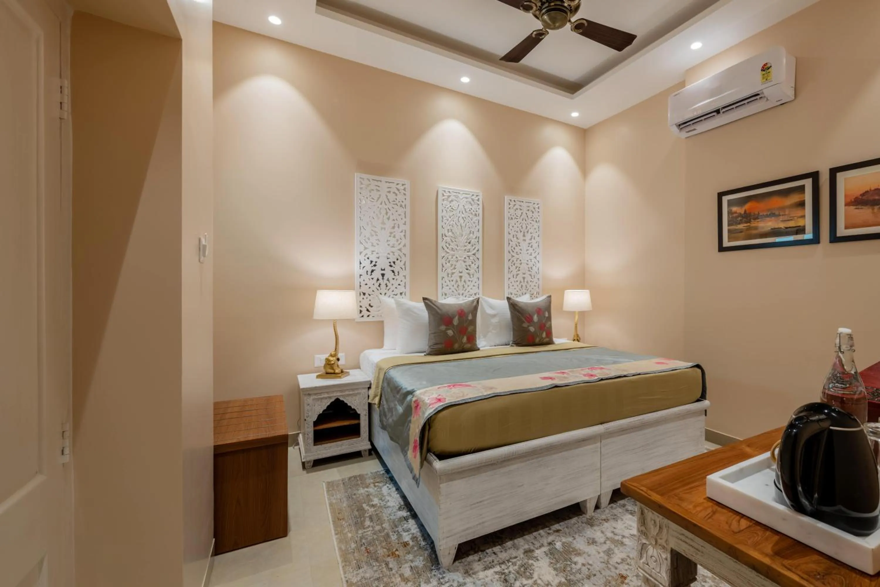 Bed in juSTa Luxe Kashi Parampara, Varanasi
