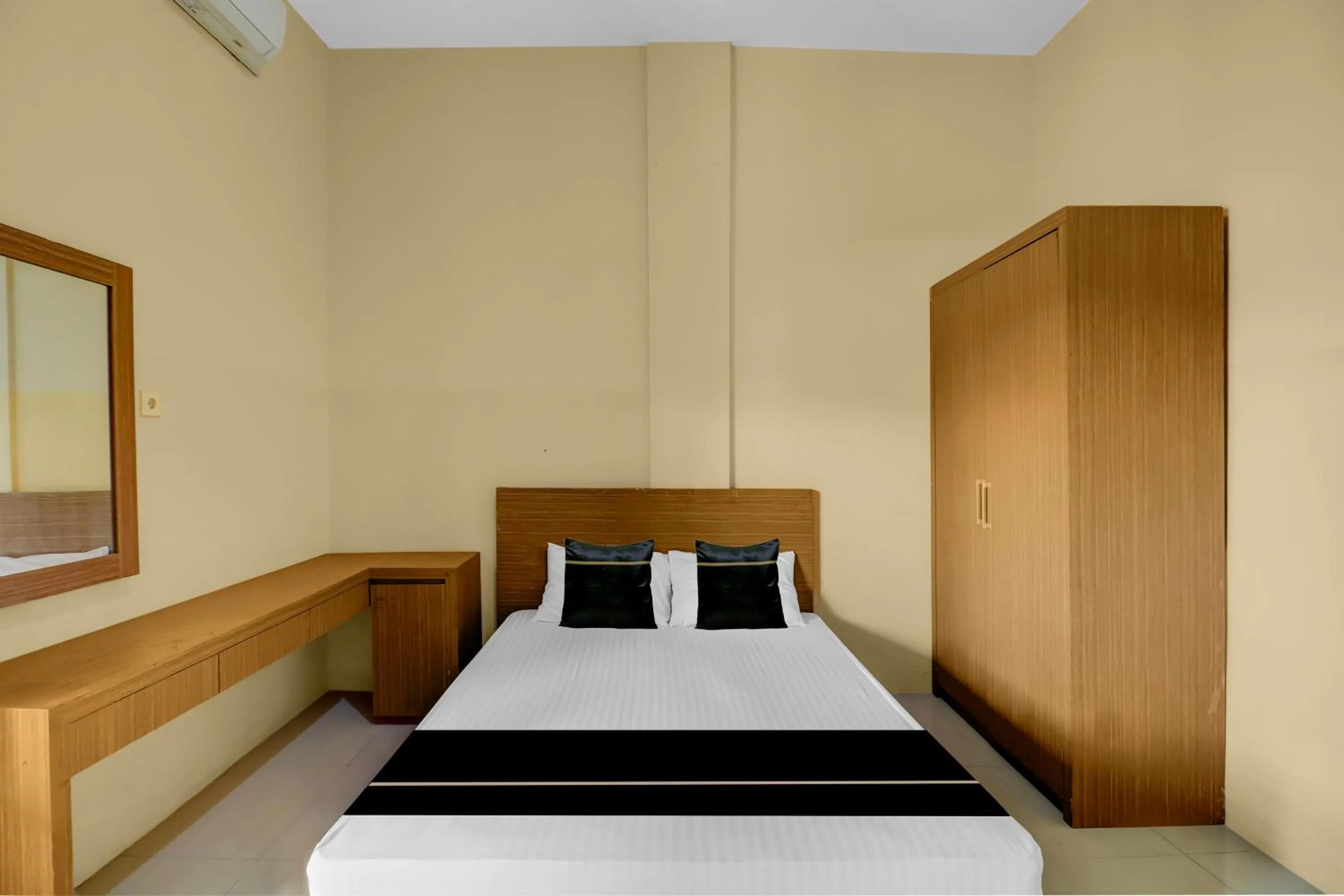 Bedroom, Bed in Hotel O near Trans Studio Theme Park formerly Cyloam Residence