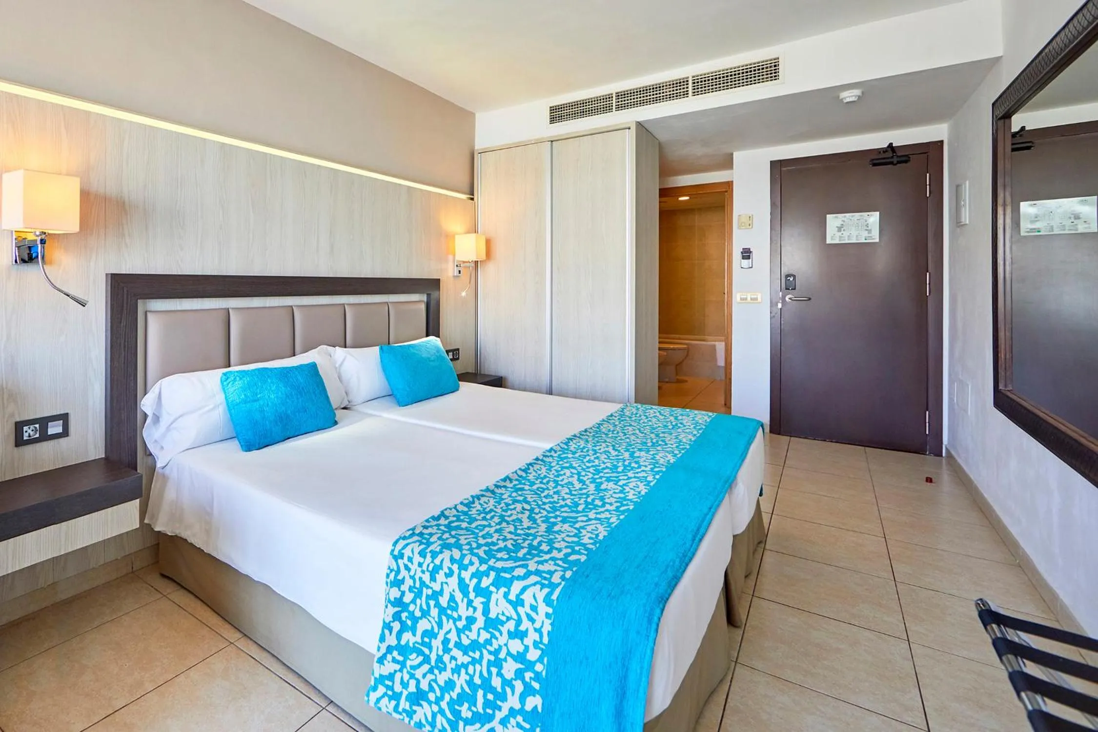 Bedroom, Bed in FERGUS Style Bahamas