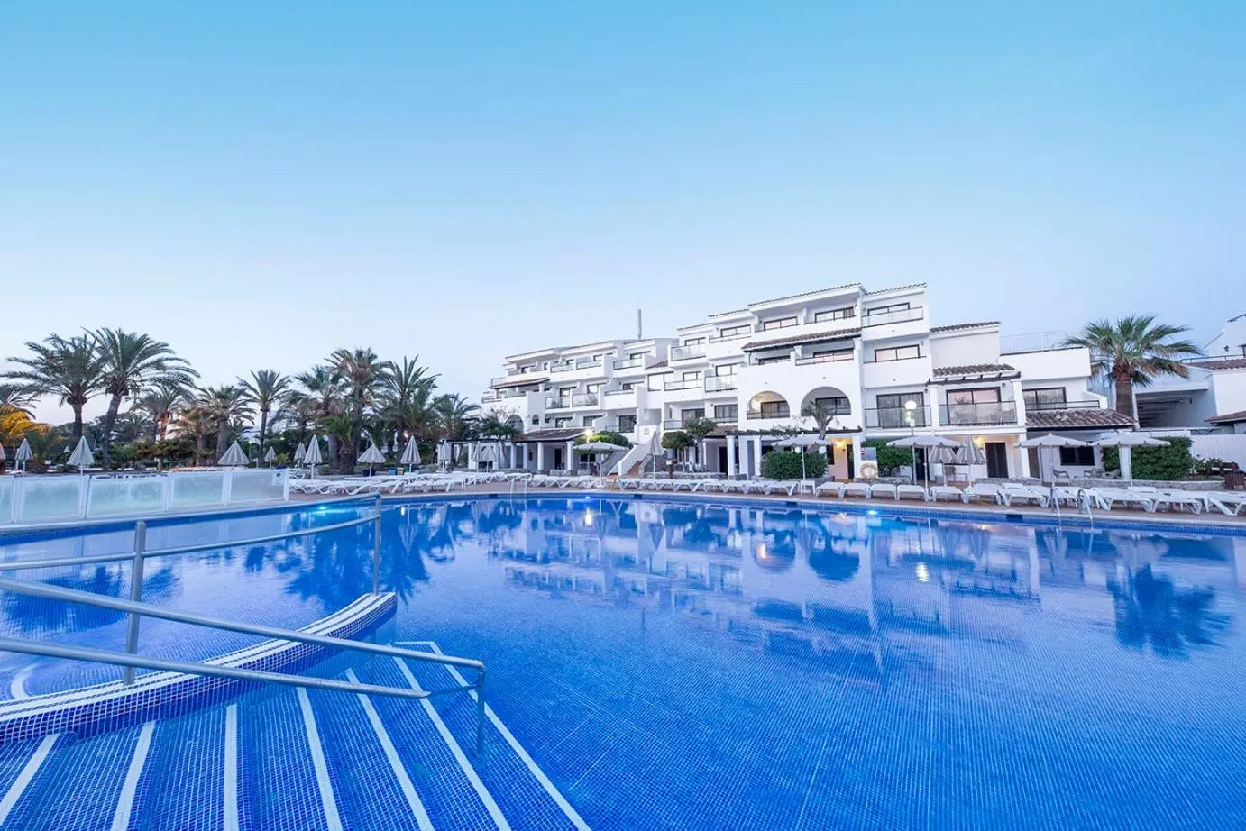 Swimming pool in FERGUS Style Bahamas