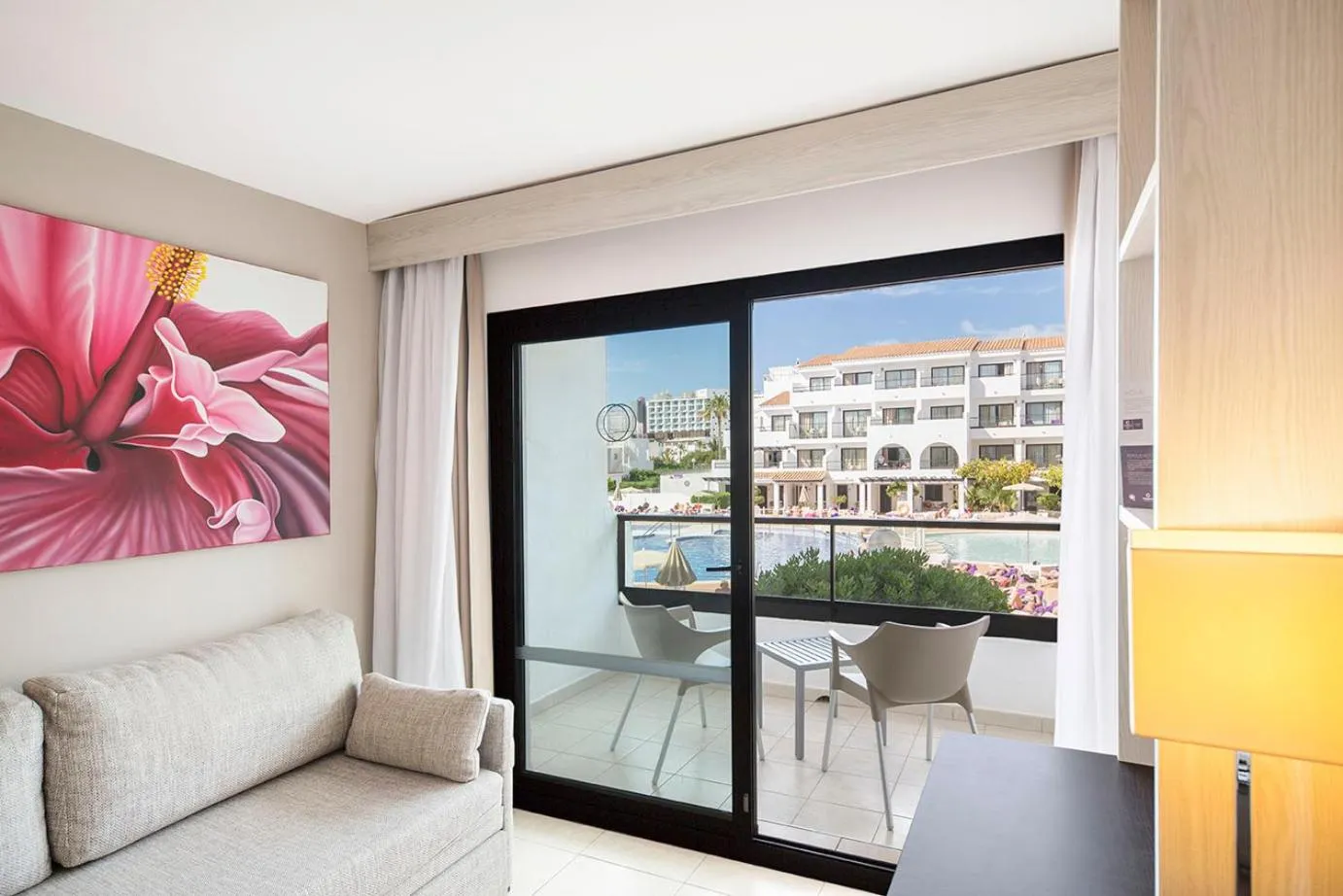 Balcony/Terrace in FERGUS Style Bahamas