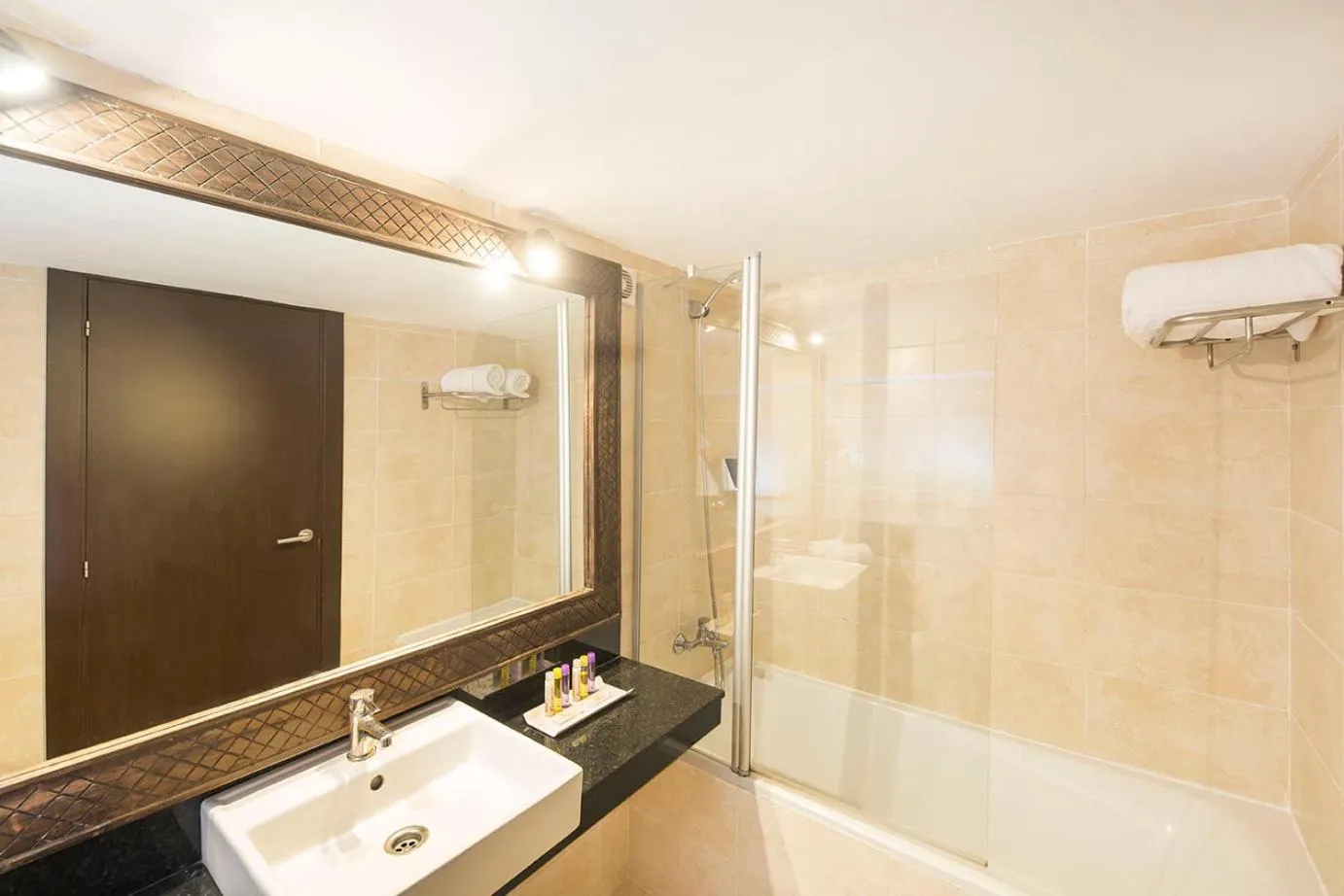 Bathroom in FERGUS Style Bahamas