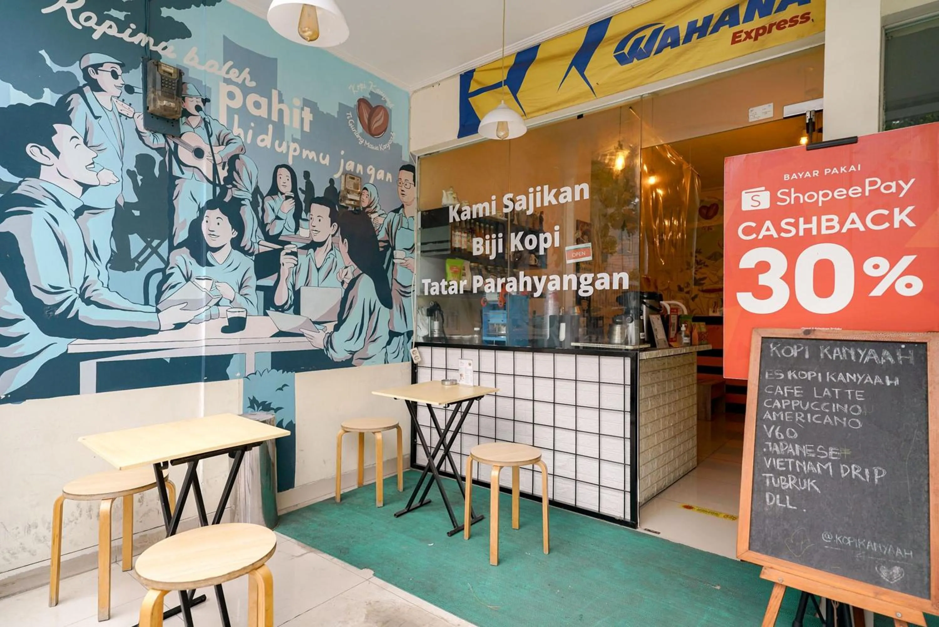 Facade/entrance in RedDoorz at Buah Batu 5