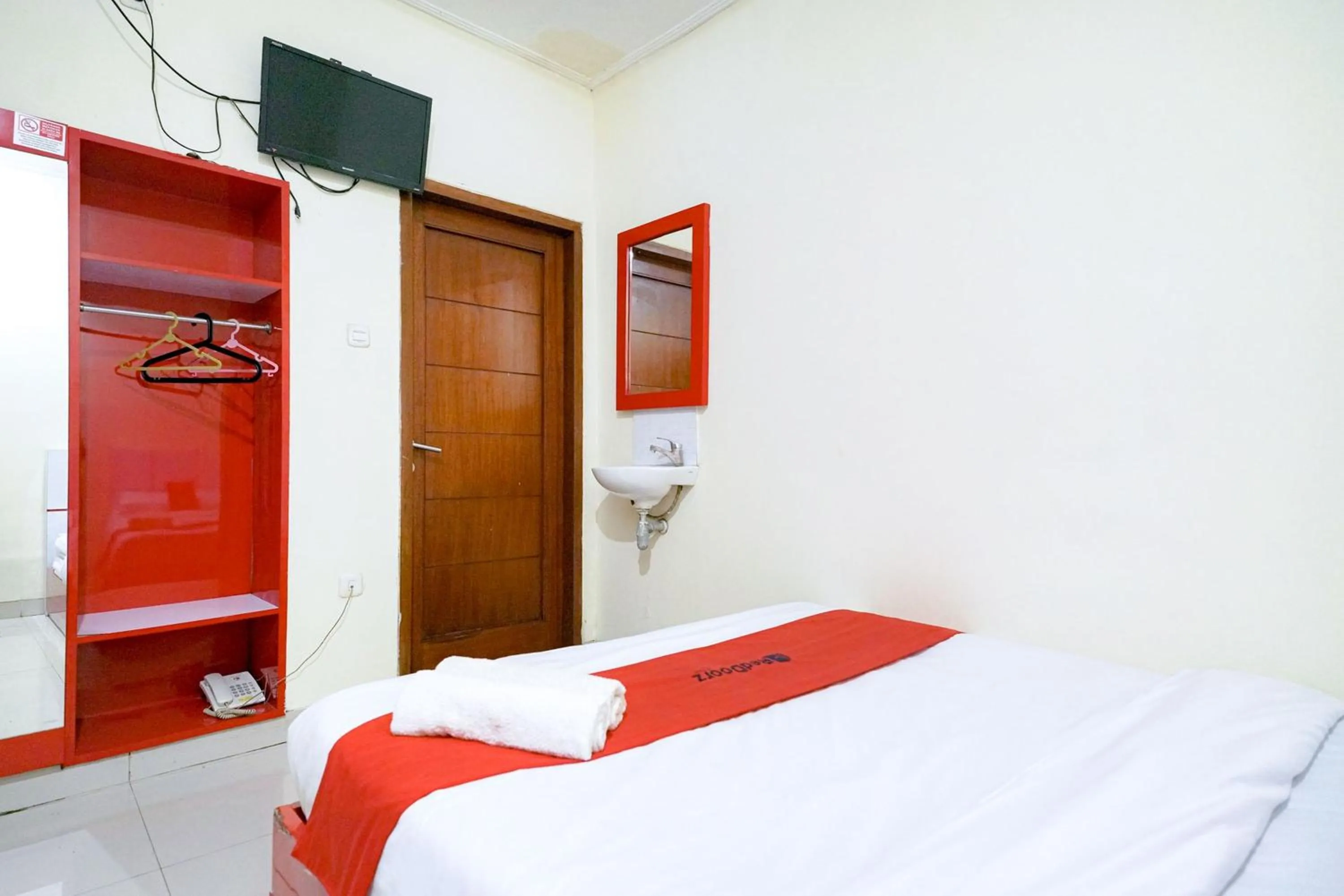 Bedroom, Bed in RedDoorz at Buah Batu 5