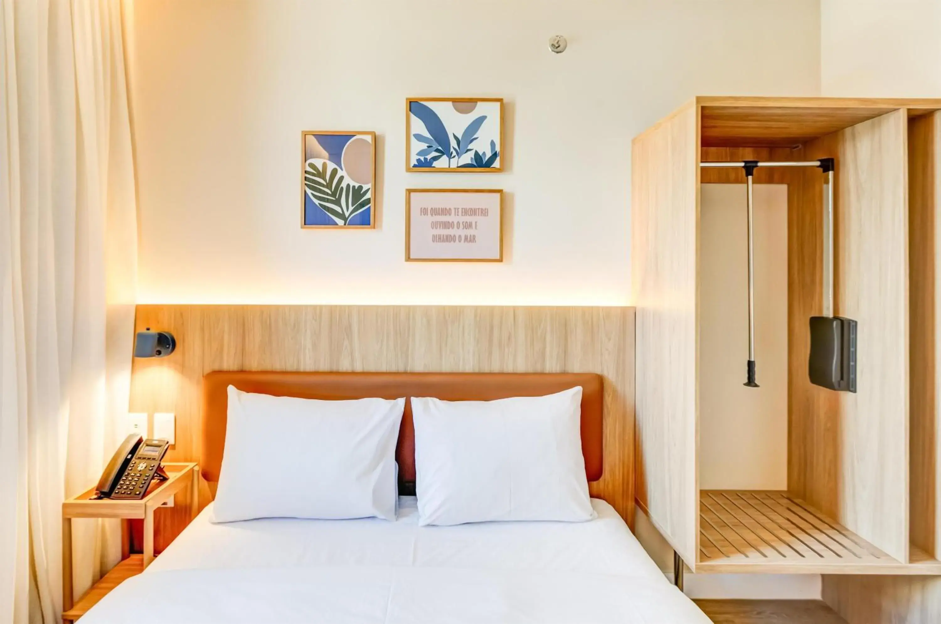 Queen Room with Roll-In Shower - single occupancy - Mobility Accessible/Non-Smoking in Hampton By Hilton Caraguatatuba Serramar Queen Room with Roll-In Shower - single occupancy - Mobility Accessible/Non-Smoking in Hampton By Hilton Caraguatatuba Serramar