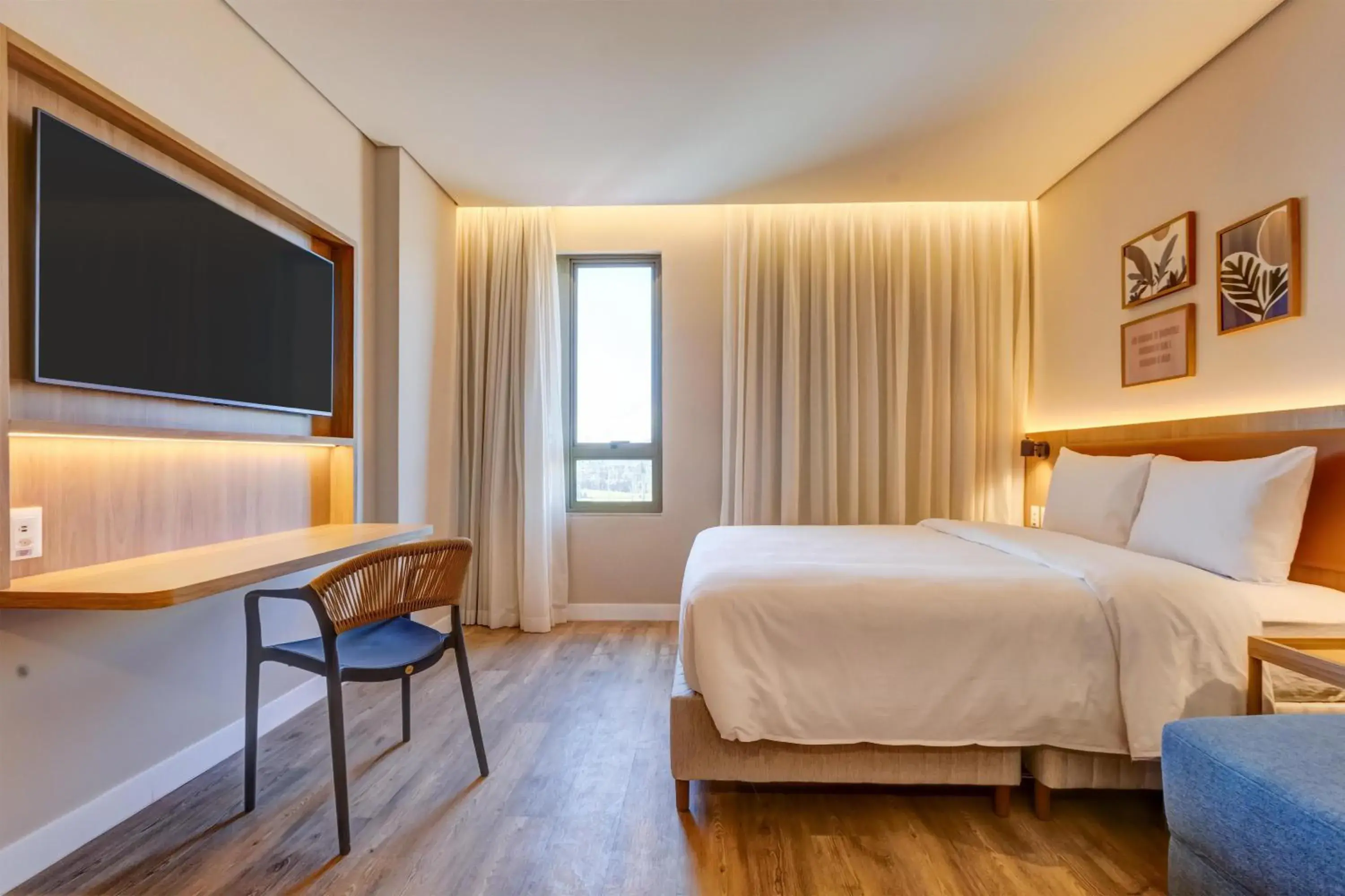 Queen Room with Roll-In Shower - single occupancy - Mobility Accessible/Non-Smoking in Hampton By Hilton Caraguatatuba Serramar Queen Room with Roll-In Shower - single occupancy - Mobility Accessible/Non-Smoking in Hampton By Hilton Caraguatatuba Serramar