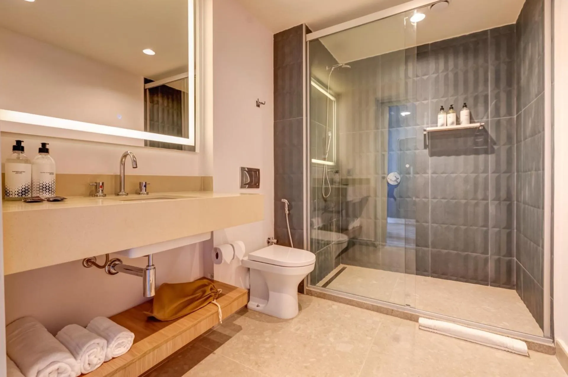 Bathroom in Hampton By Hilton Caraguatatuba Serramar