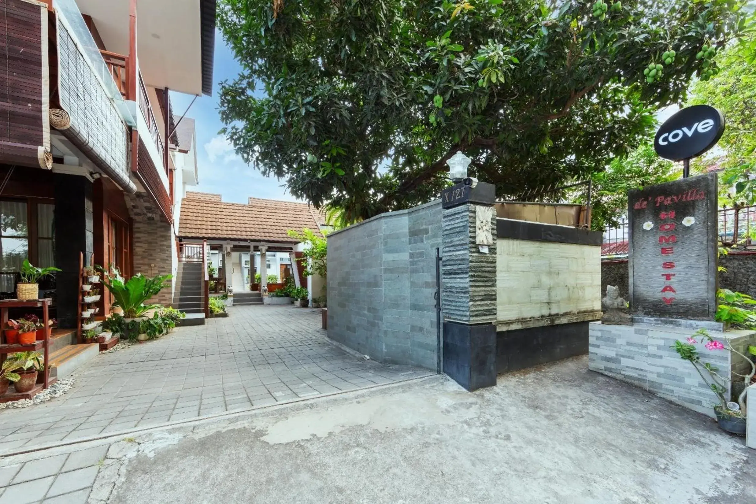 Property building in Cove De Pavilla Property building in Cove De Pavilla