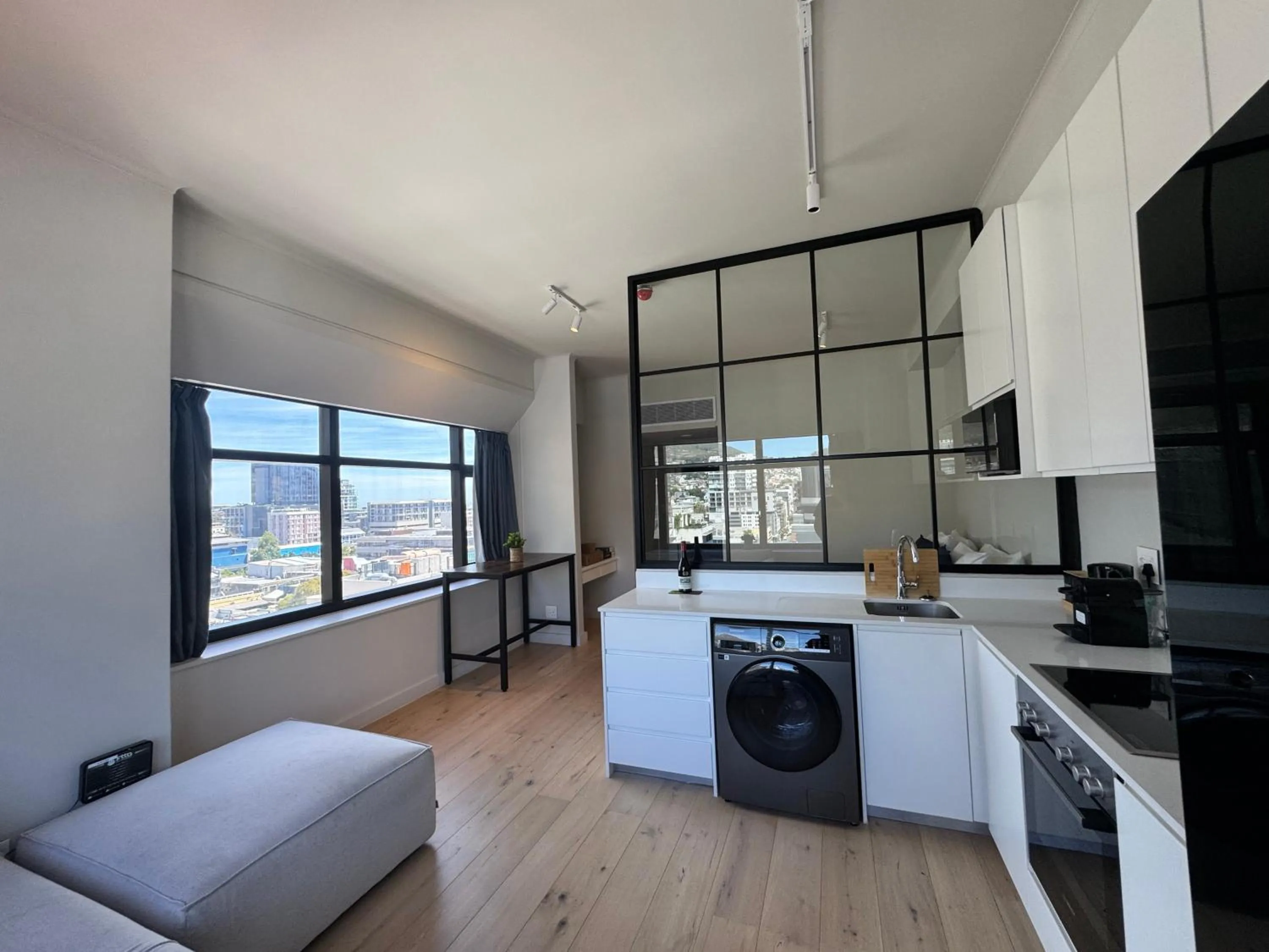 oven in 91 Loop Boutique Hostel