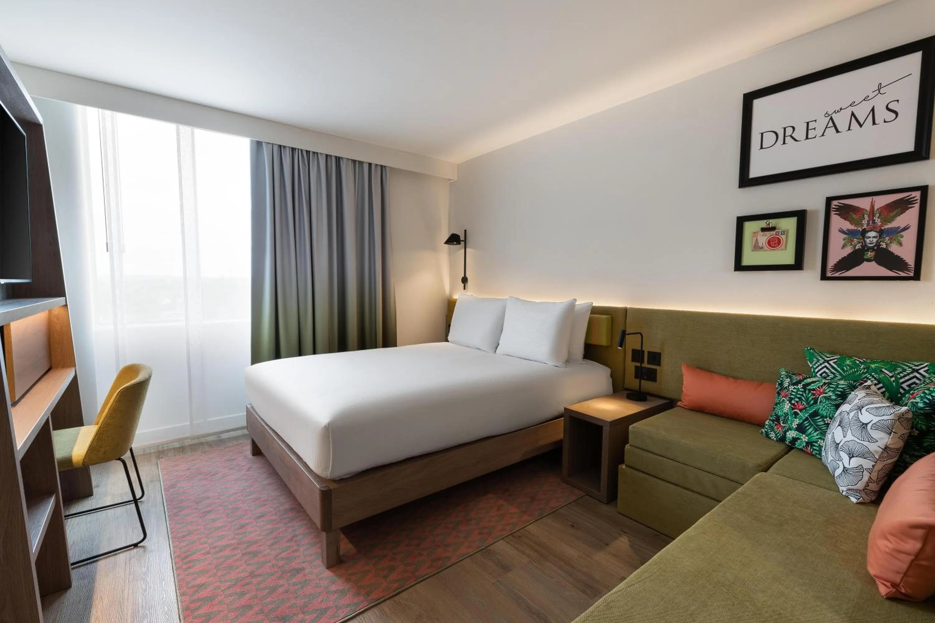 Living room, Bed in Hampton By Hilton Alicante Airport
