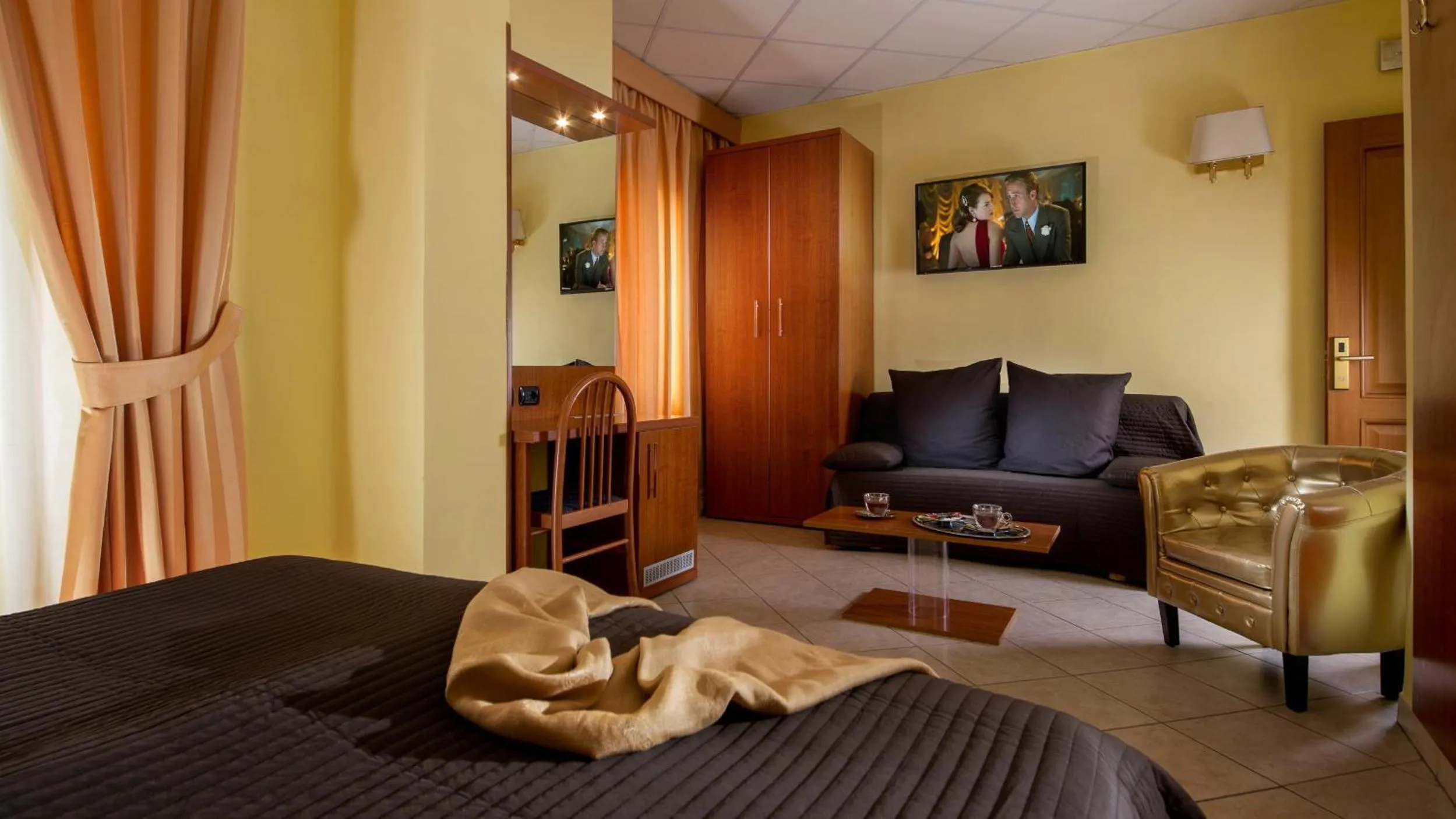 Photo of the whole room, Bed in Ad Hoc Domus Colosseo