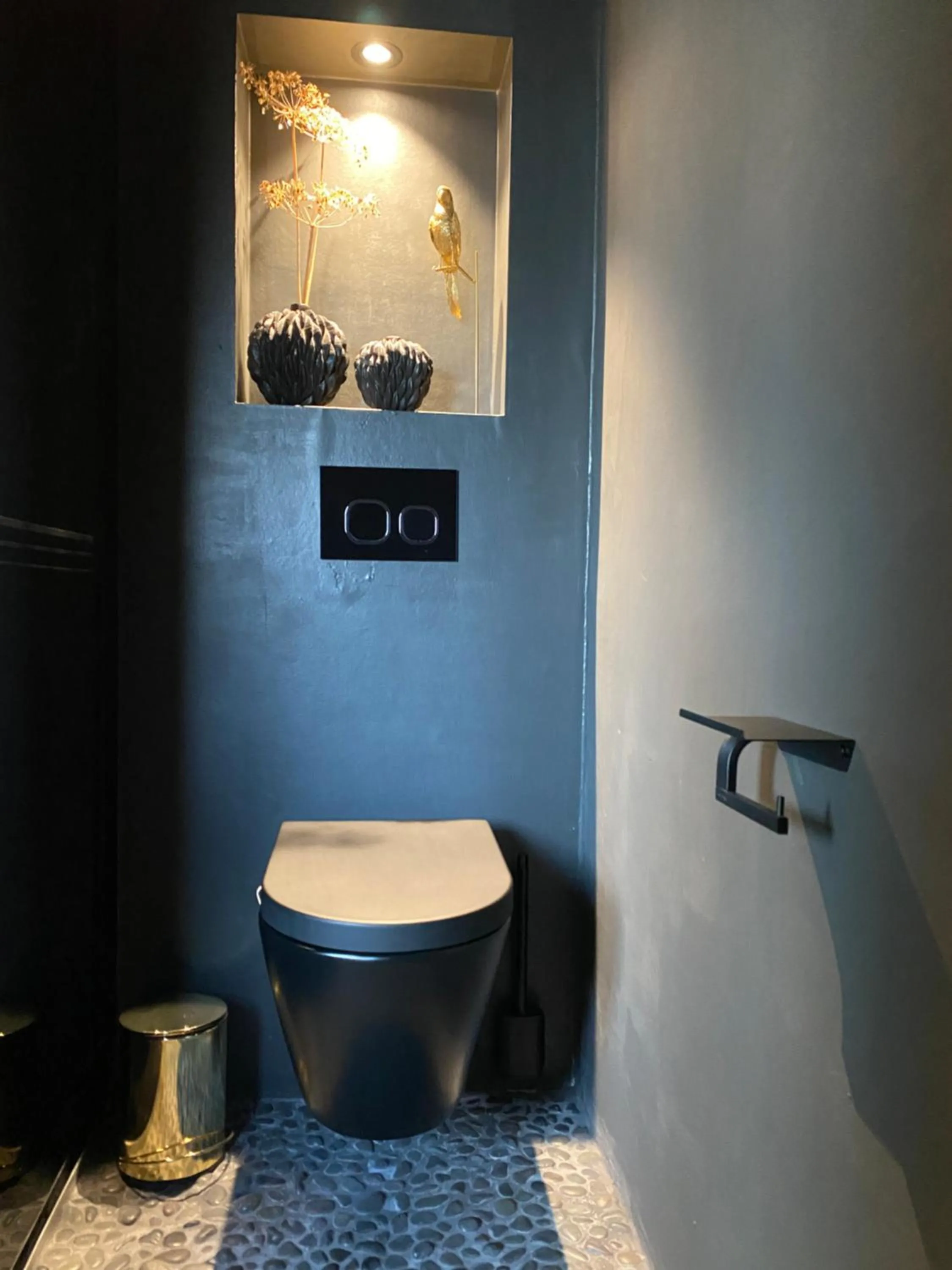 Toilet in Wellness Suiten mit Whirlpool am Stadtrand von Essen