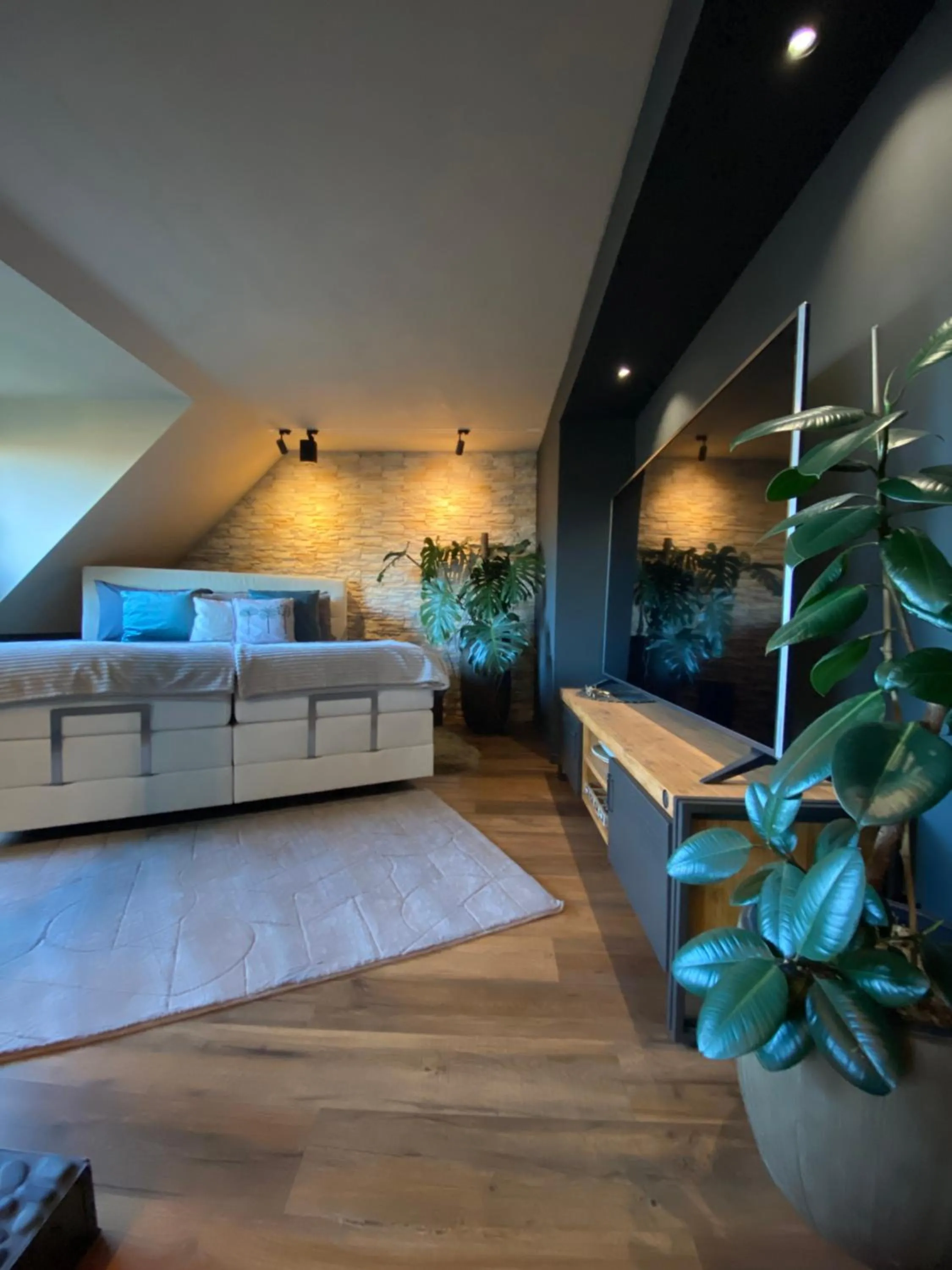 Bed in Wellness Suiten mit Whirlpool am Stadtrand von Essen