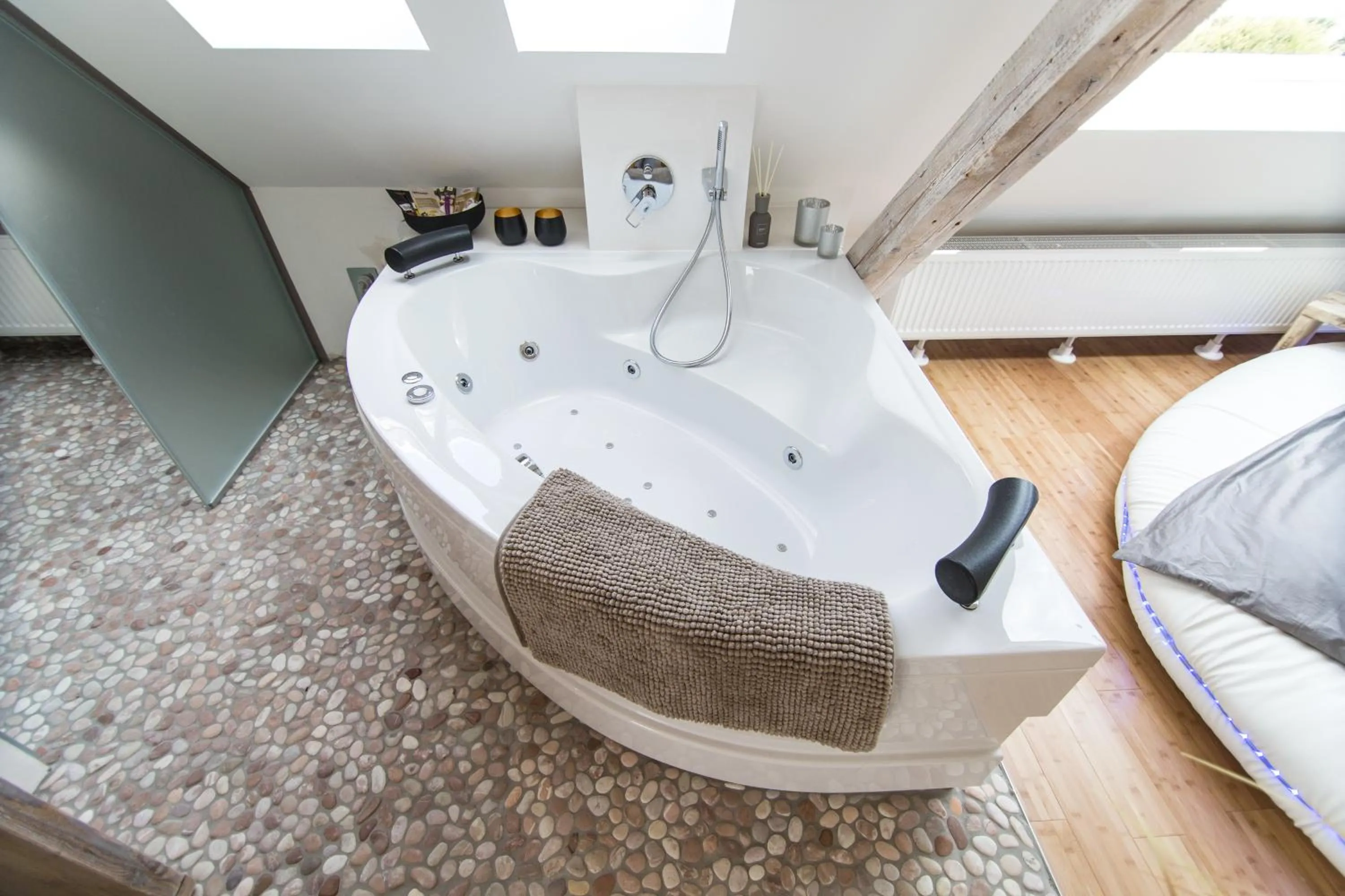Hot Tub in Wellness Suiten mit Whirlpool am Stadtrand von Essen