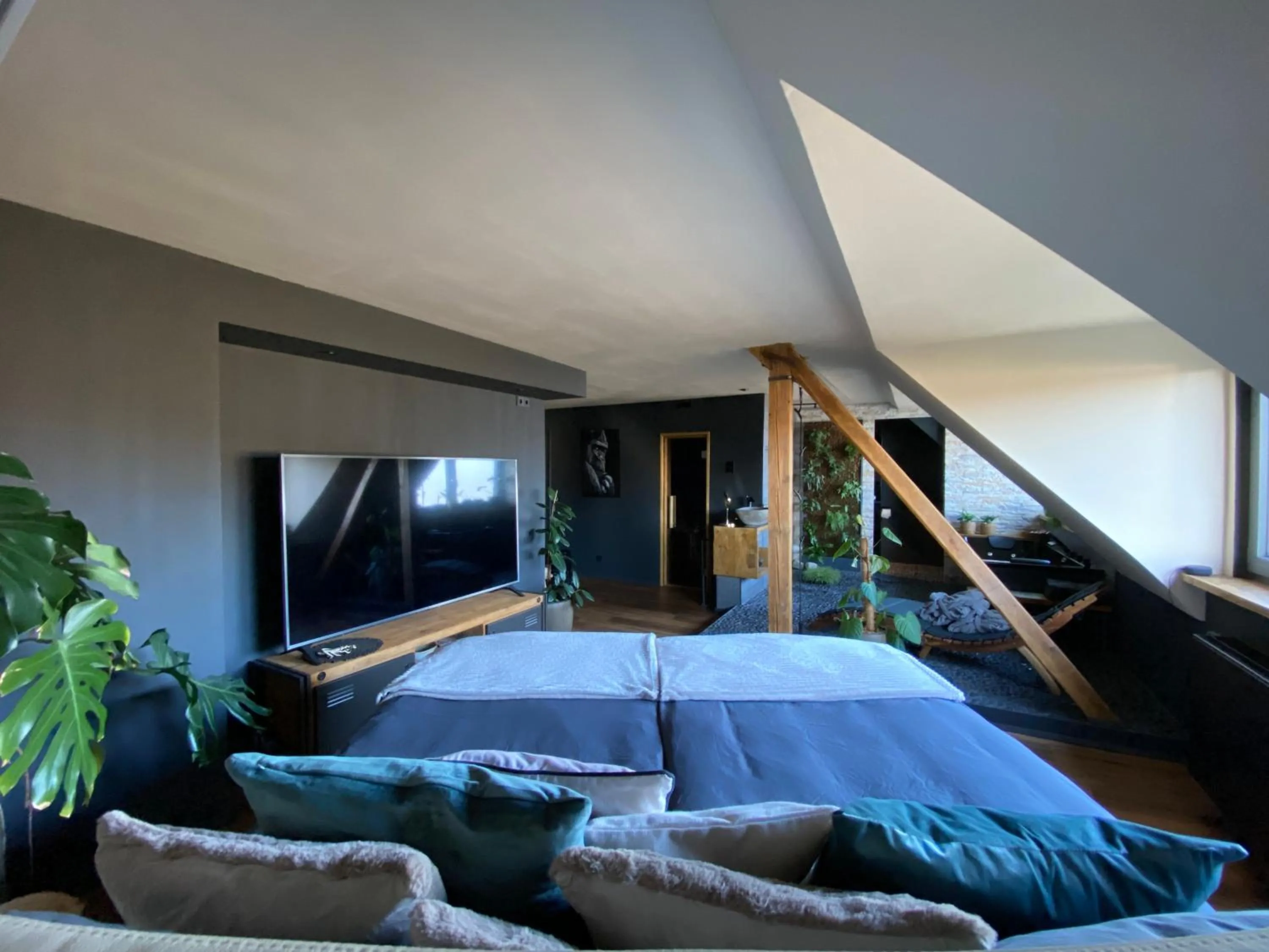 Bed in Wellness Suiten mit Whirlpool am Stadtrand von Essen