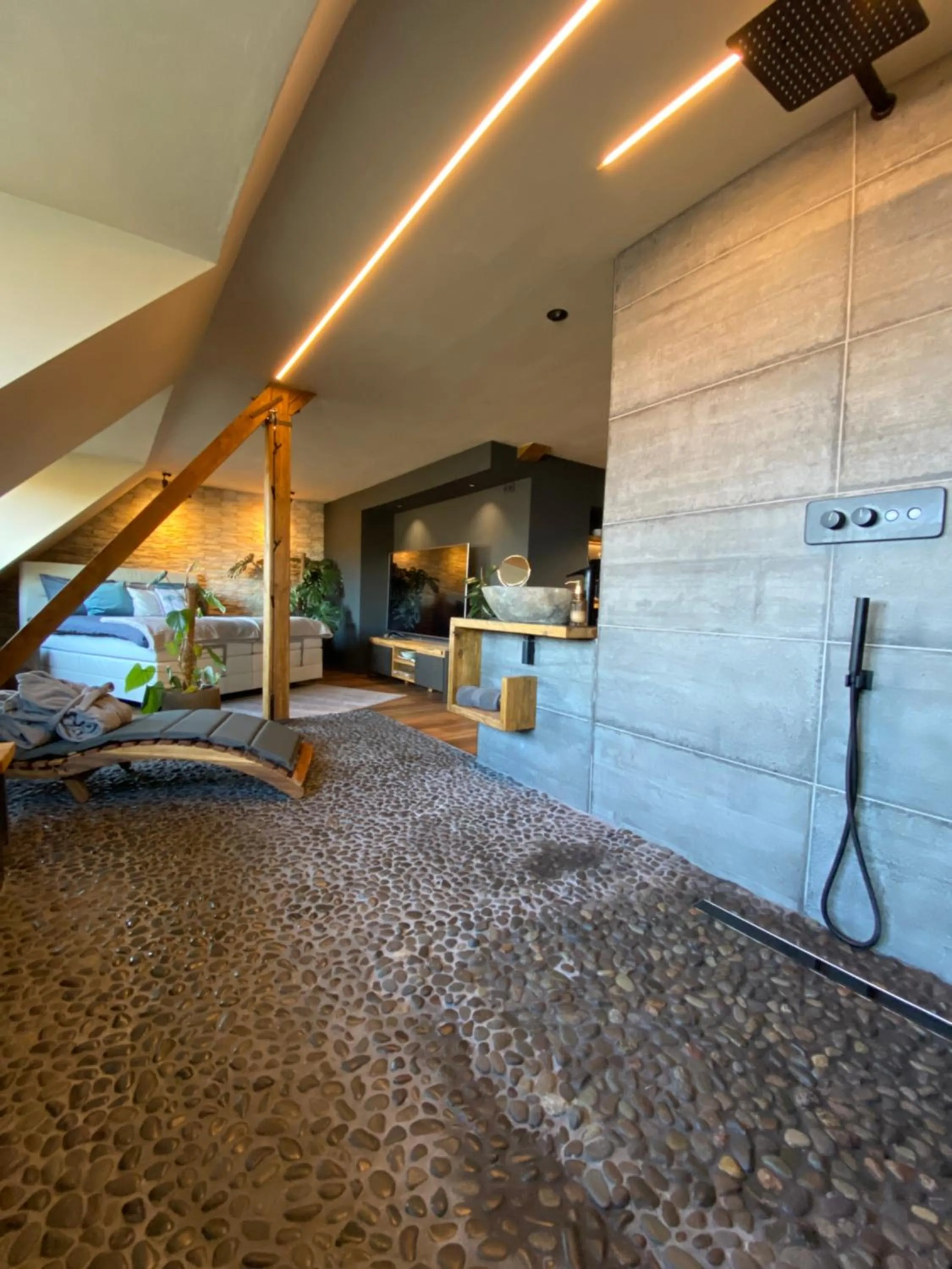 Shower in Wellness Suiten mit Whirlpool am Stadtrand von Essen