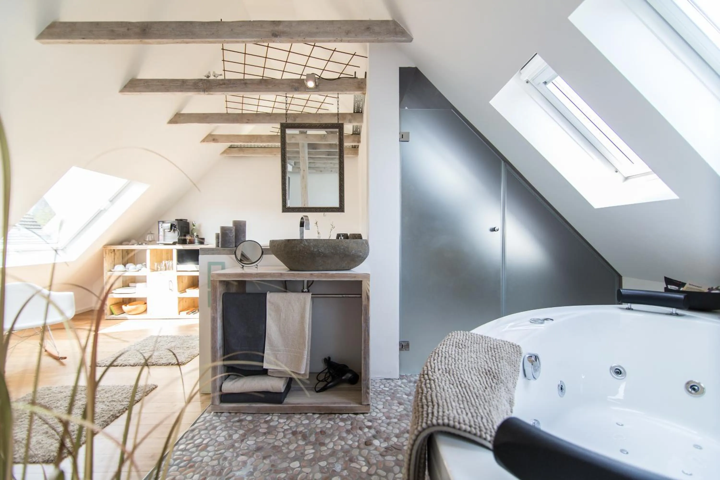 Hot Tub, Bed in Wellness Suiten mit Whirlpool am Stadtrand von Essen