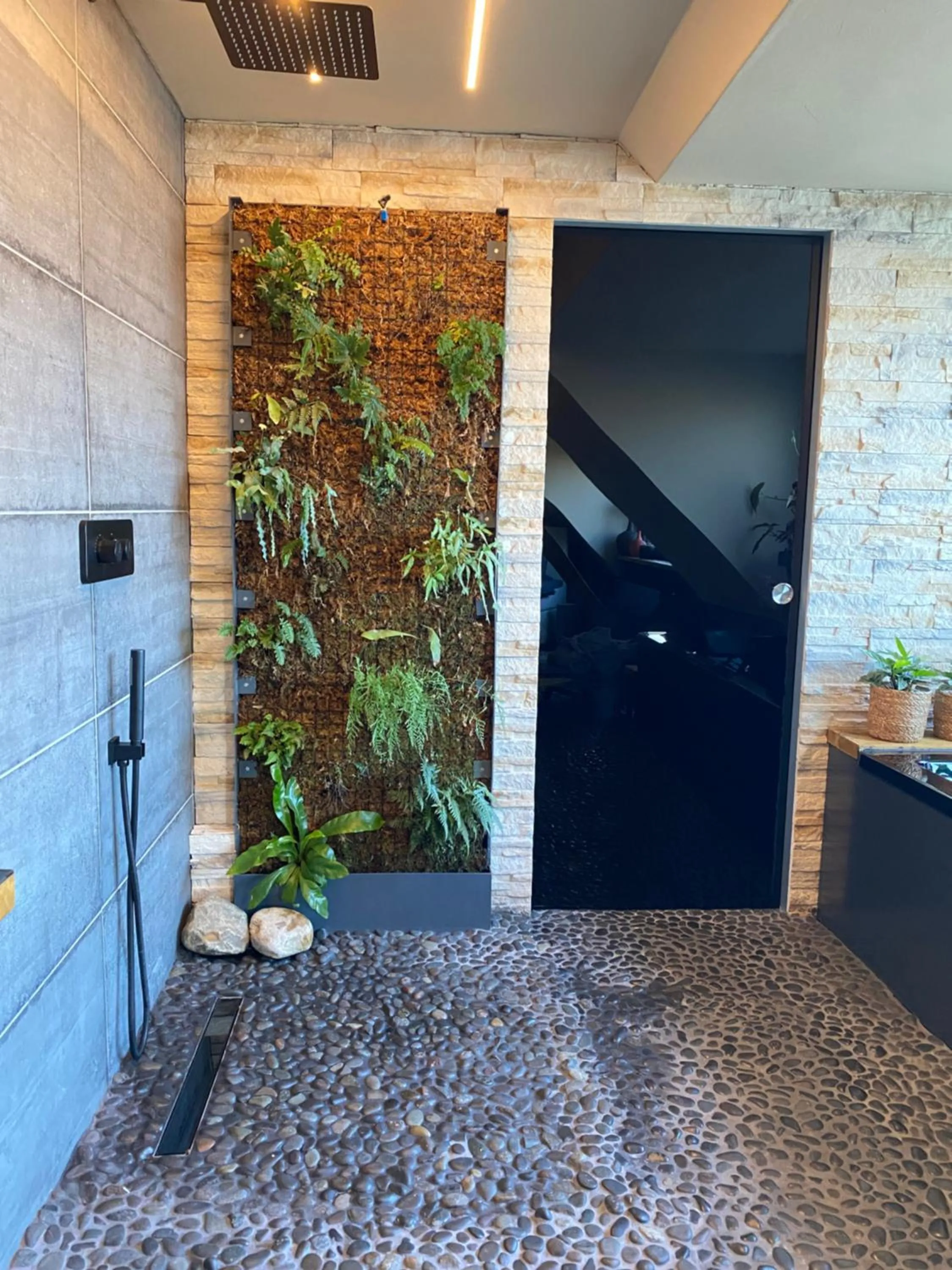 Shower in Wellness Suiten mit Whirlpool am Stadtrand von Essen