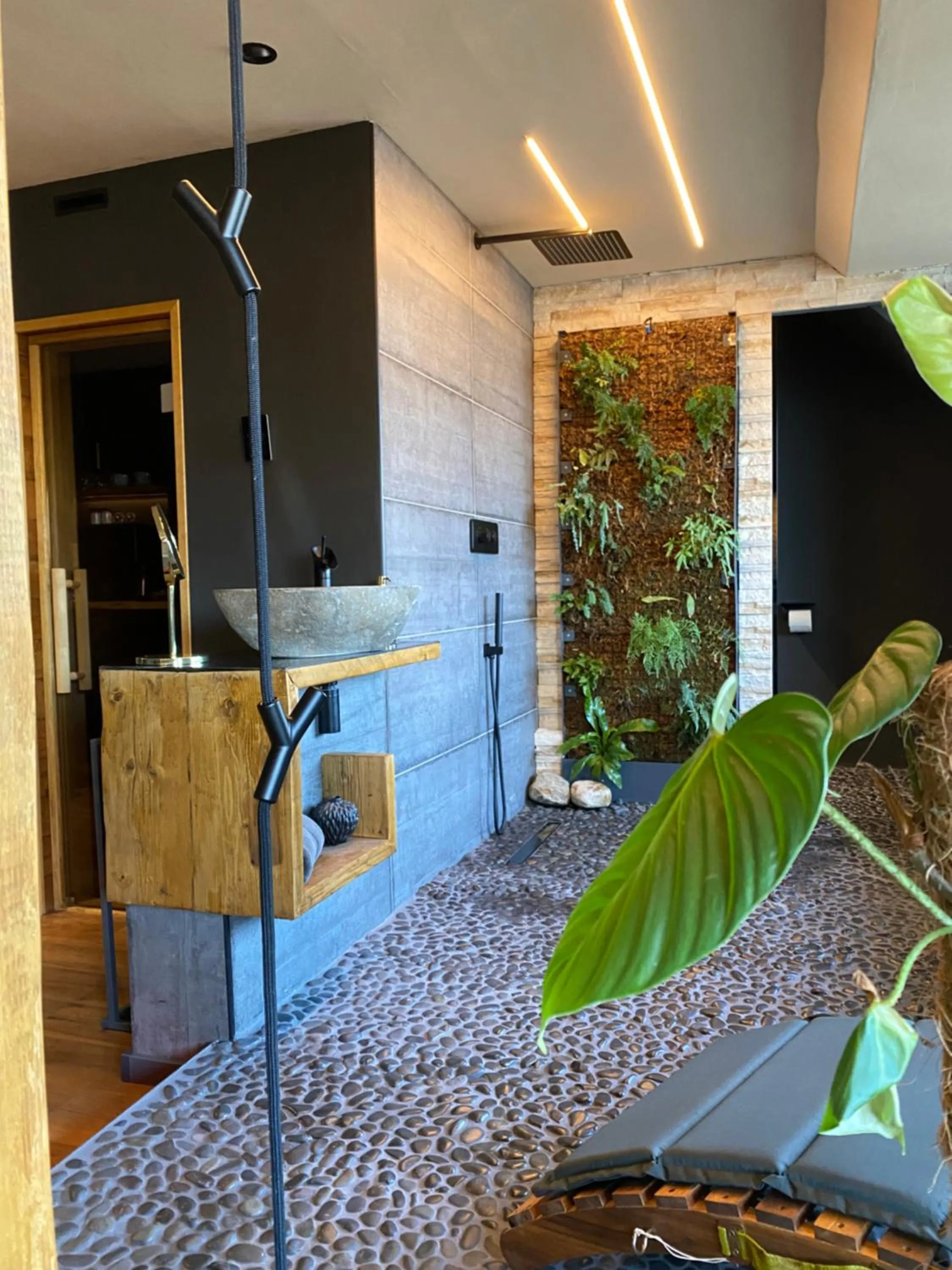 Shower in Wellness Suiten mit Whirlpool am Stadtrand von Essen