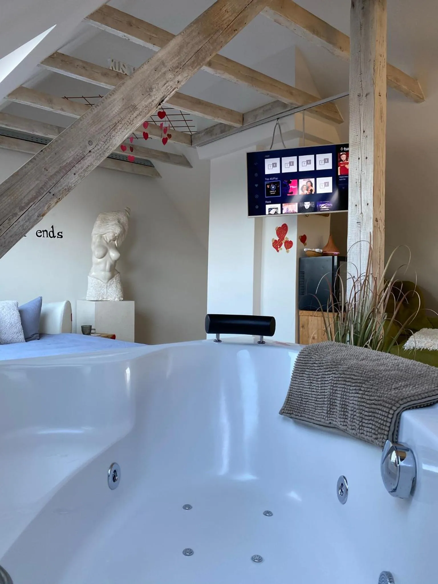 Hot Tub in Wellness Suiten mit Whirlpool am Stadtrand von Essen