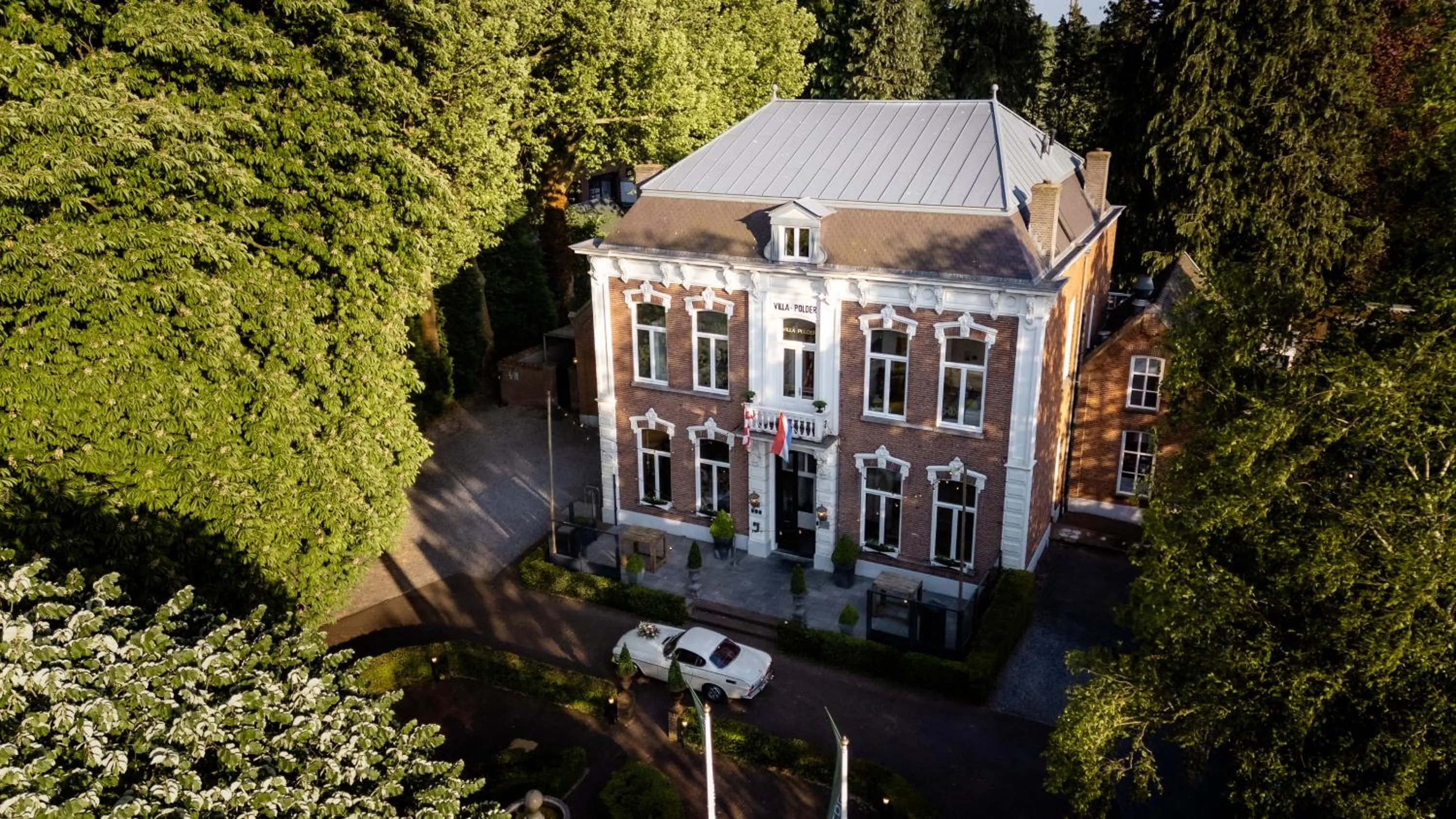 Property building in Villa Polder