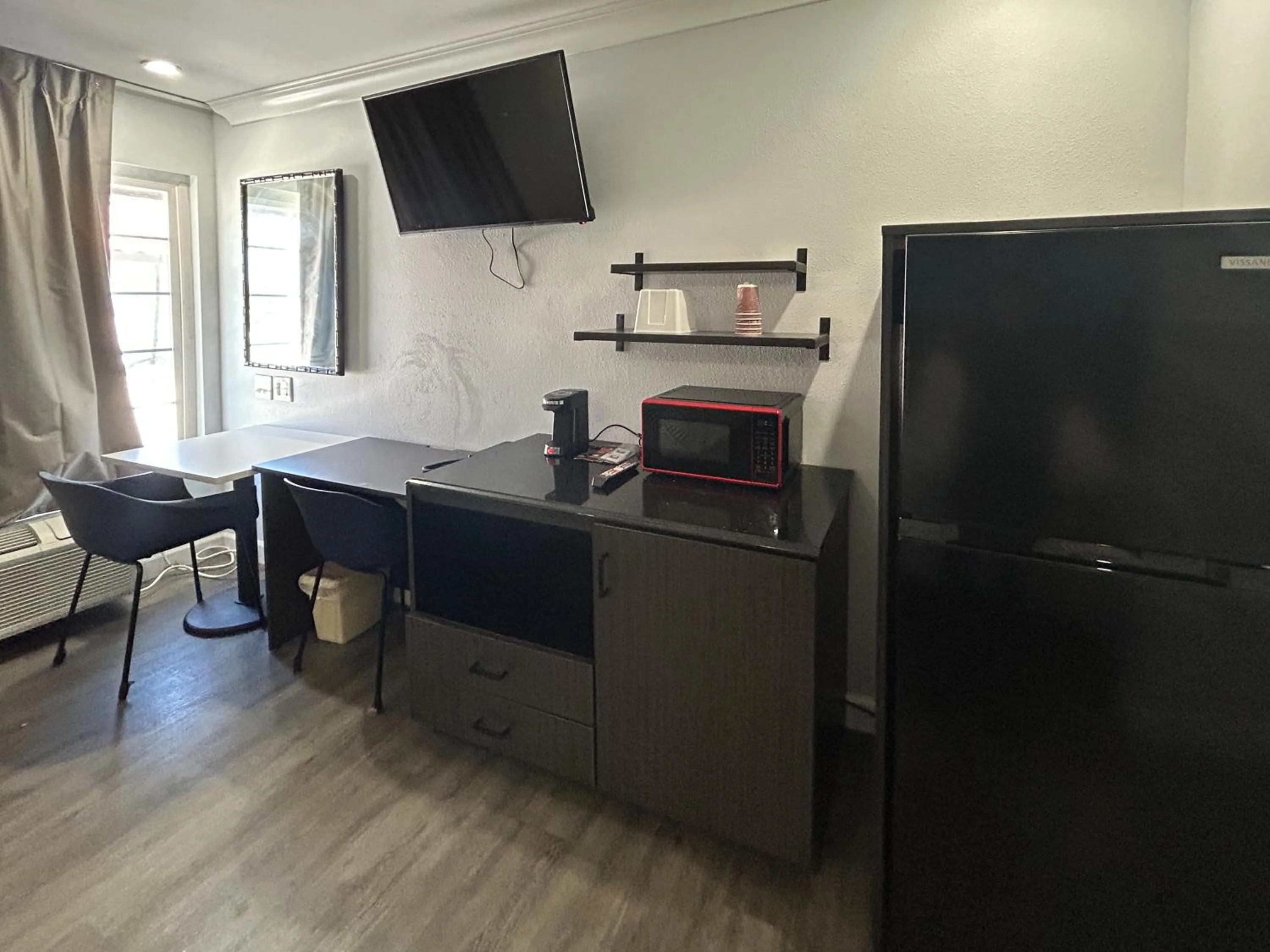 Area and facilities in Studio 6 Suites Buena Park CA Anahiem Near Maingate Knotts