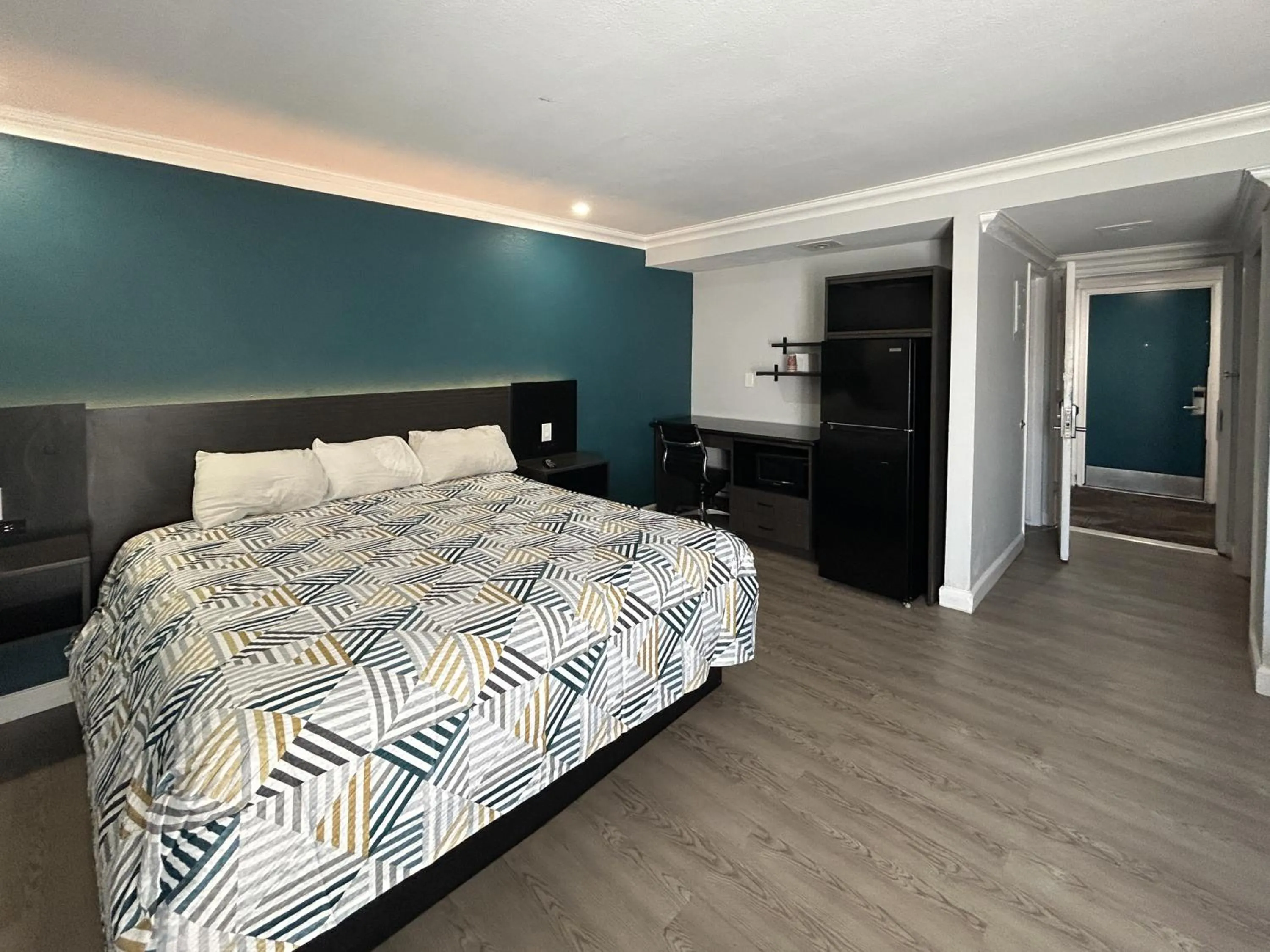 Bed in Studio 6 Suites Buena Park CA Anahiem Near Maingate Knotts