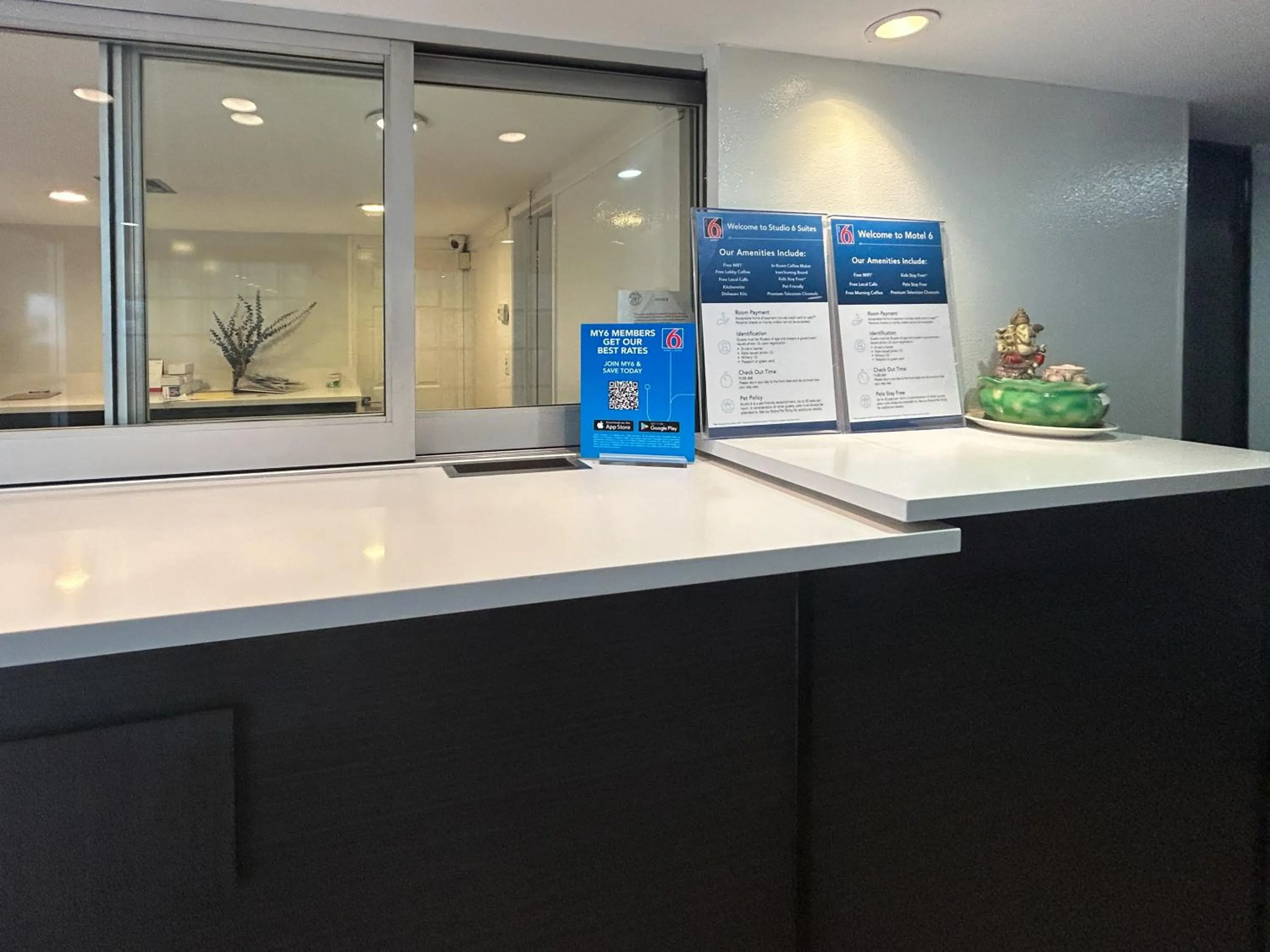 Lobby or reception in Studio 6 Suites Buena Park CA Anahiem Near Maingate Knotts