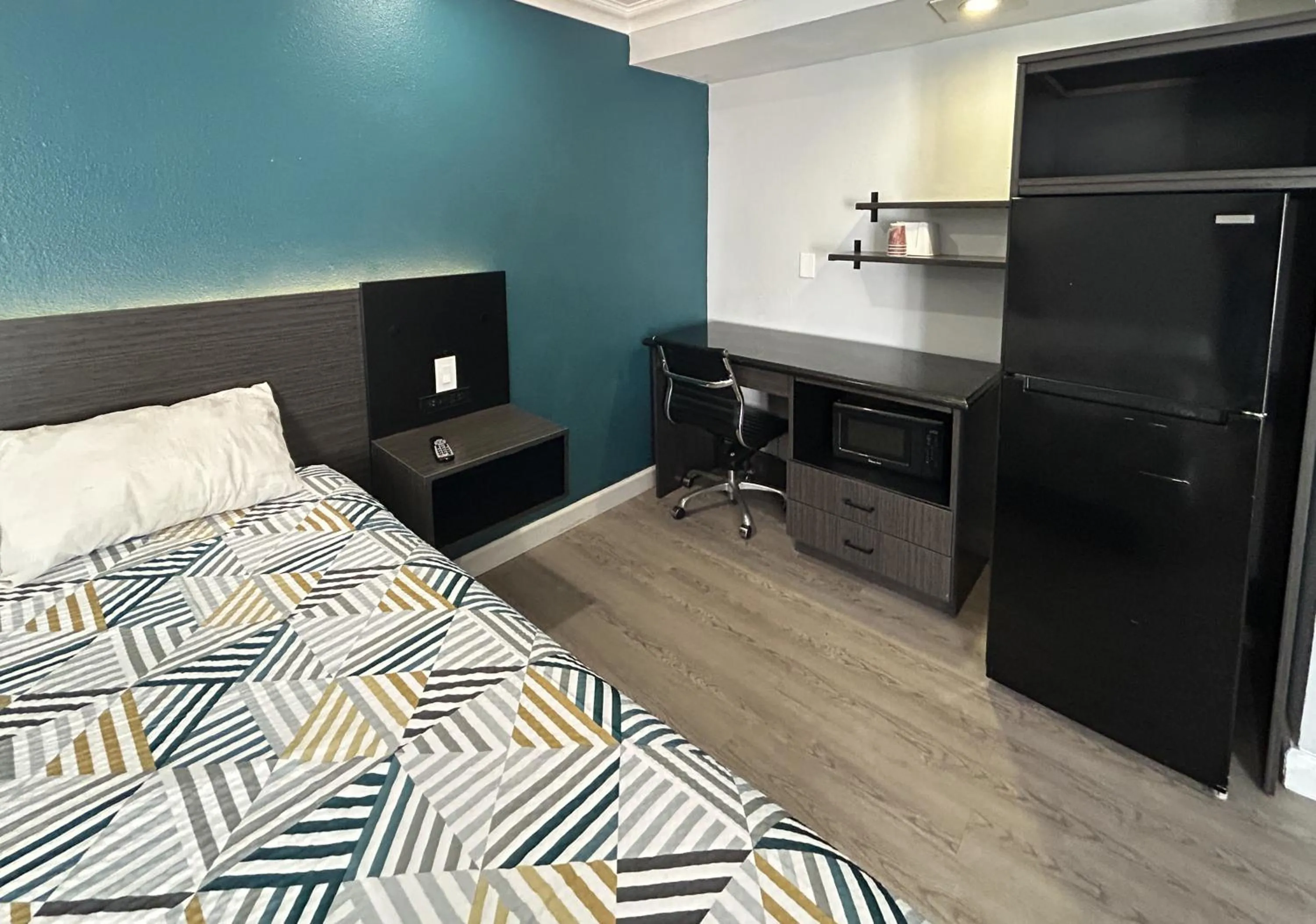 Bed in Studio 6 Suites Buena Park CA Anahiem Near Maingate Knotts