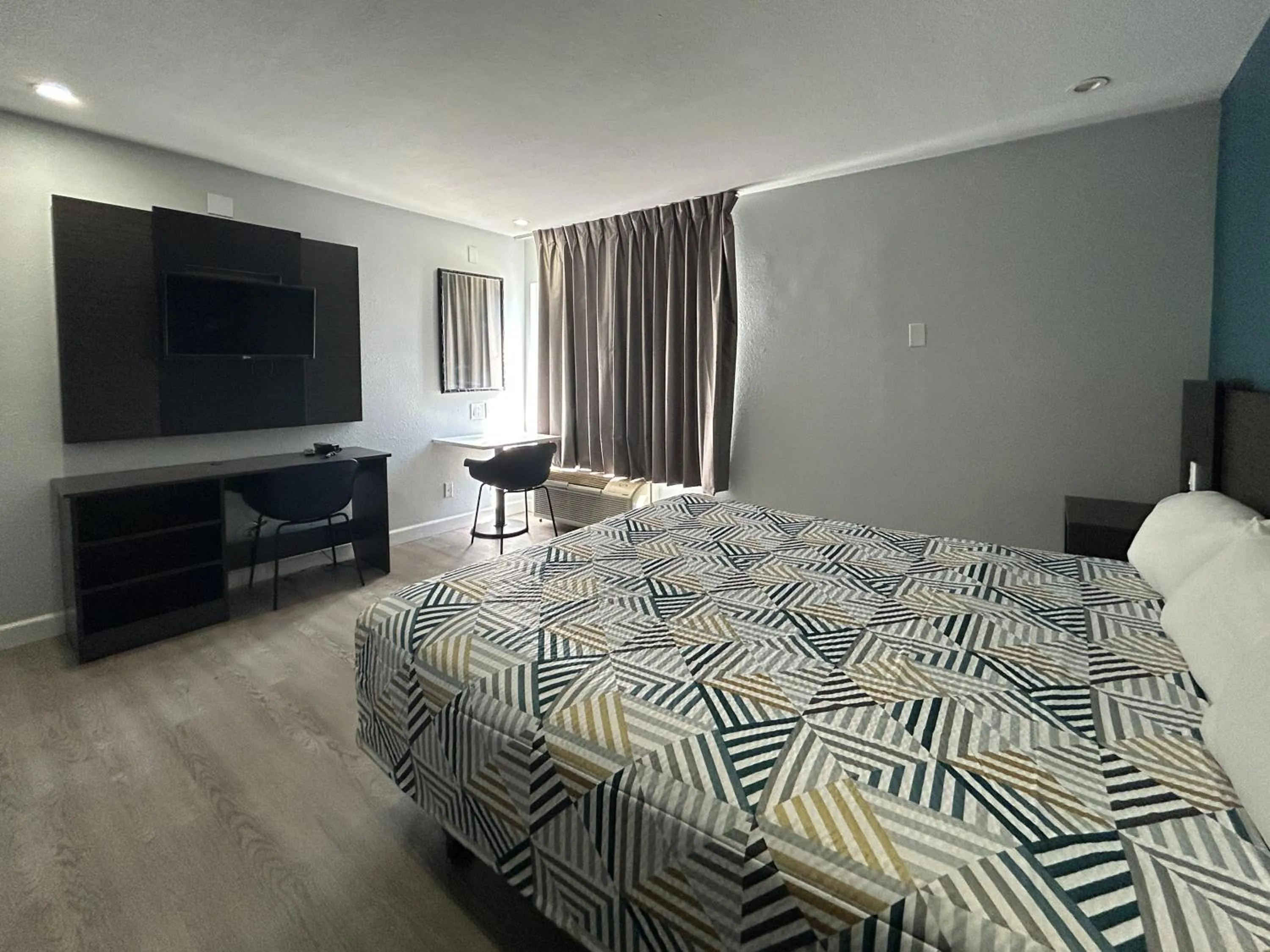 Bed in Studio 6 Suites Buena Park CA Anahiem Near Maingate Knotts