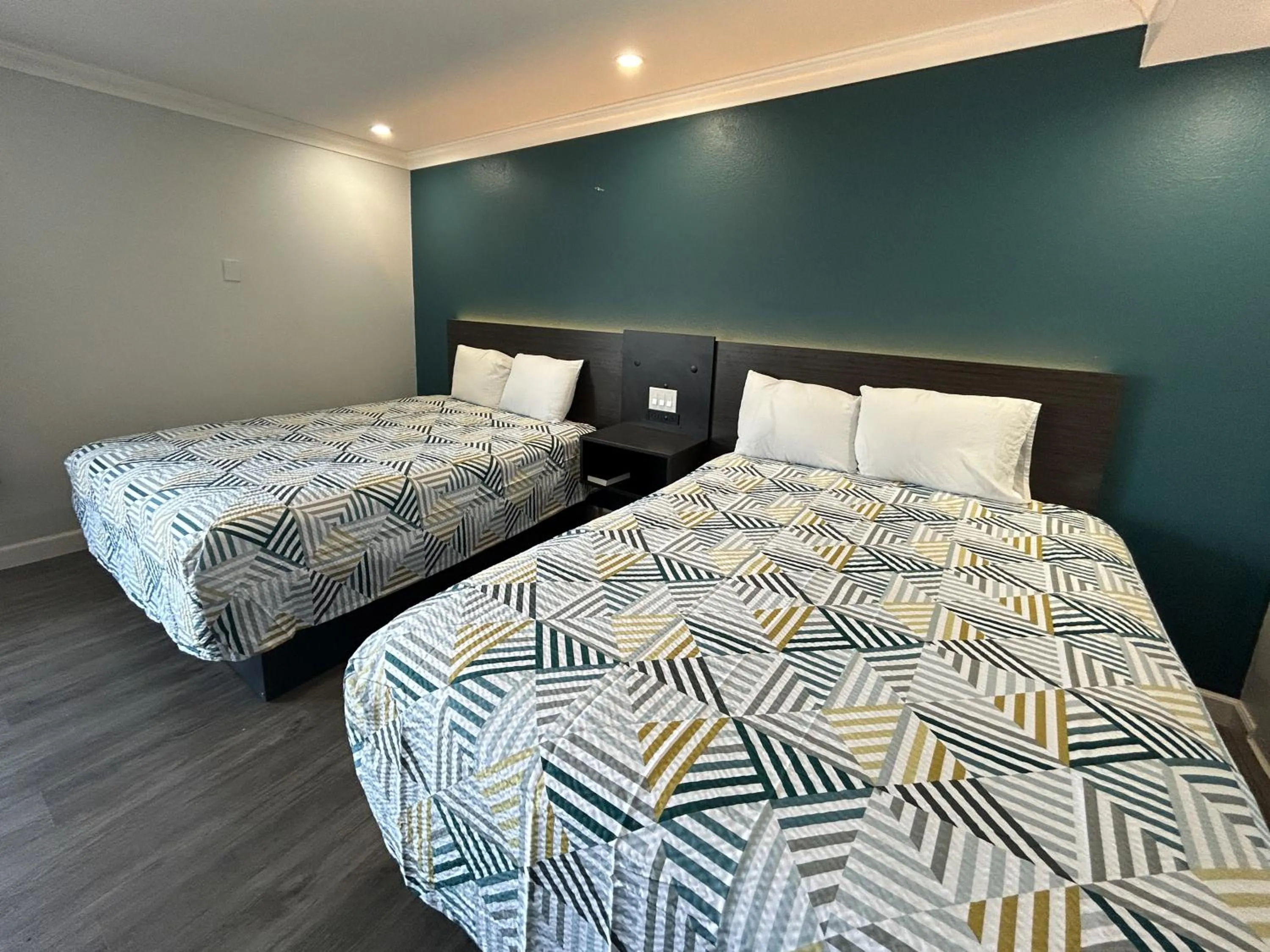 Bed in Studio 6 Suites Buena Park CA Anahiem Near Maingate Knotts