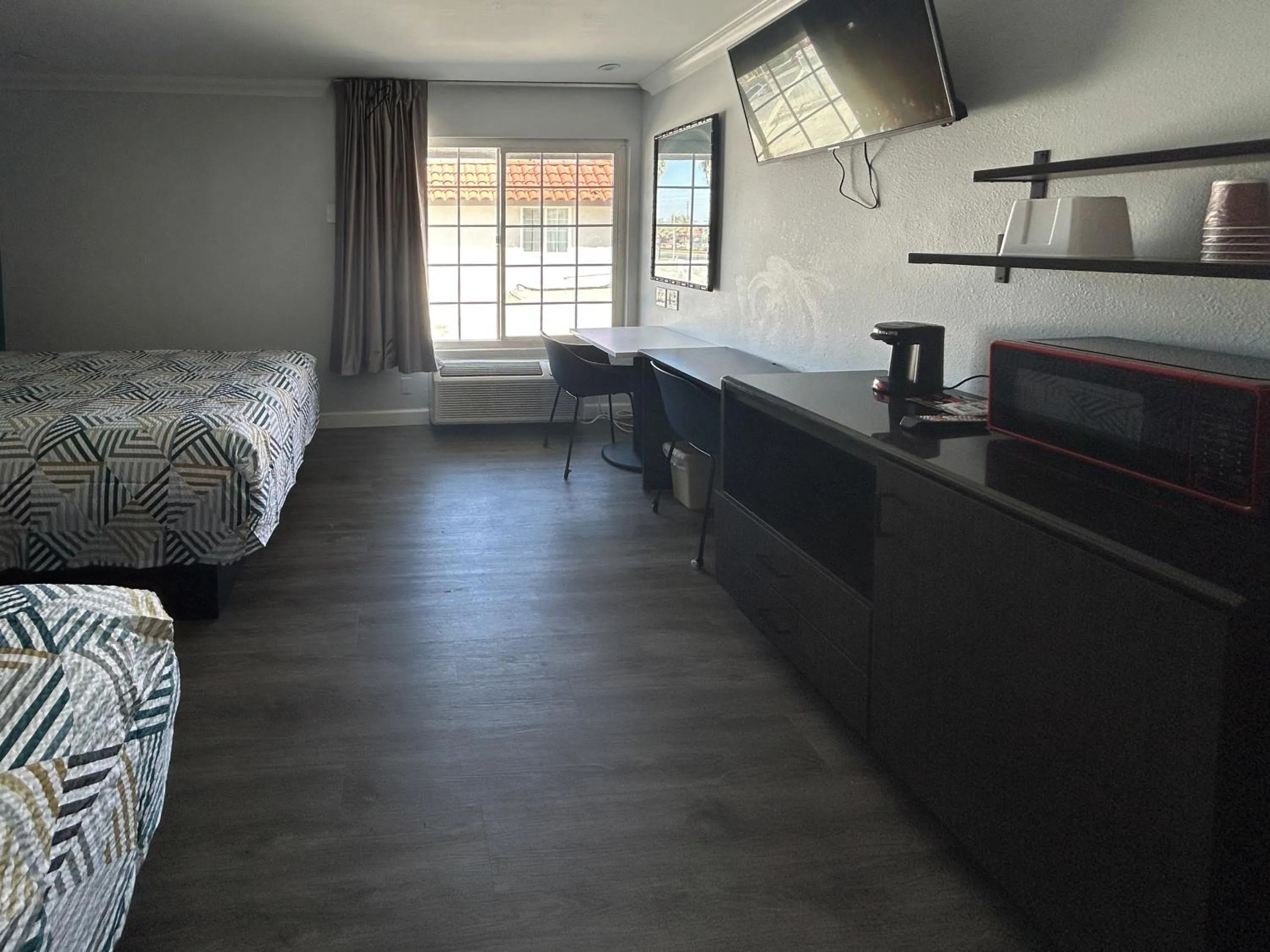 Bed in Studio 6 Suites Buena Park CA Anahiem Near Maingate Knotts