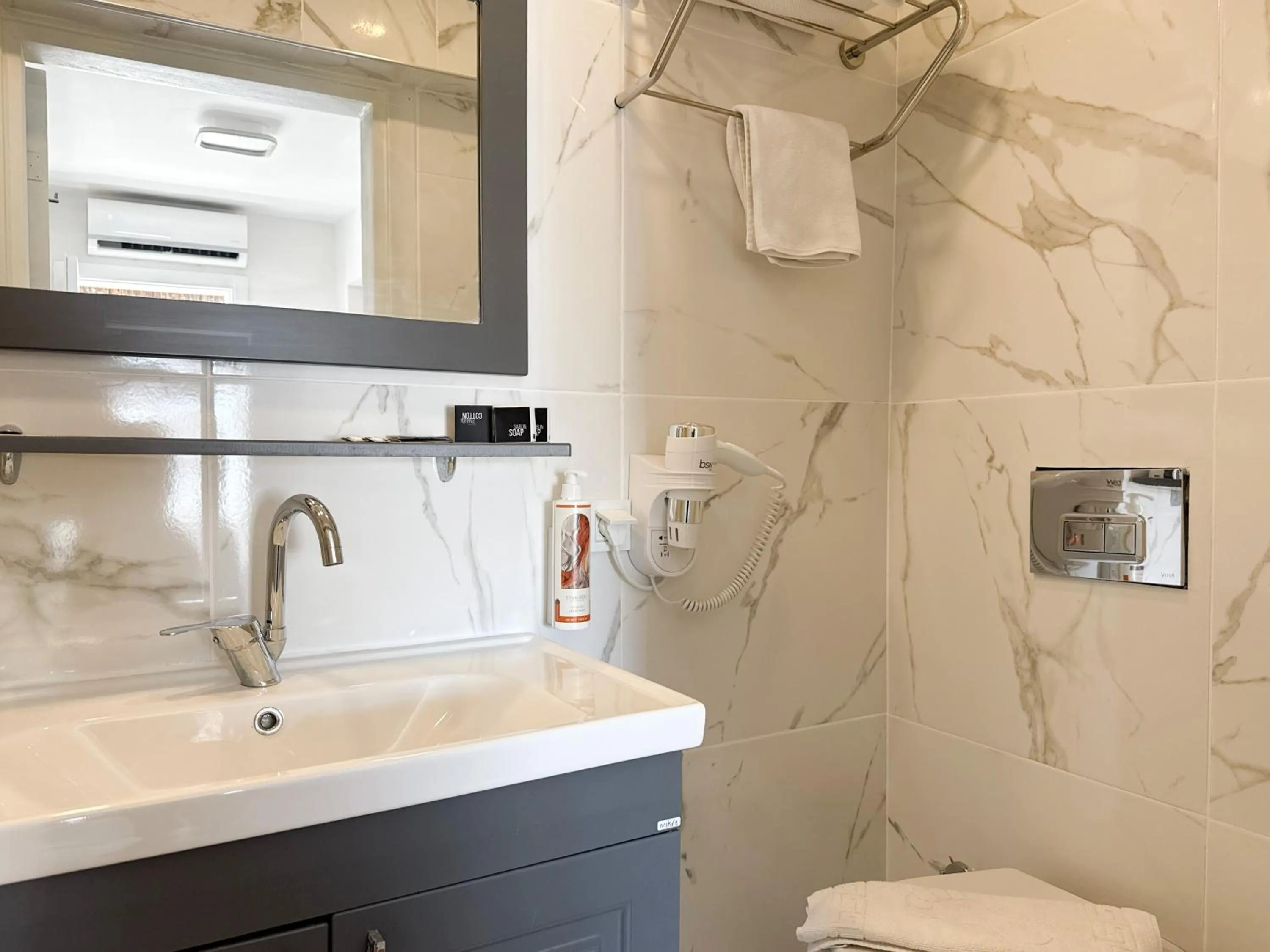 Shower in niXie Hotel Bodrum