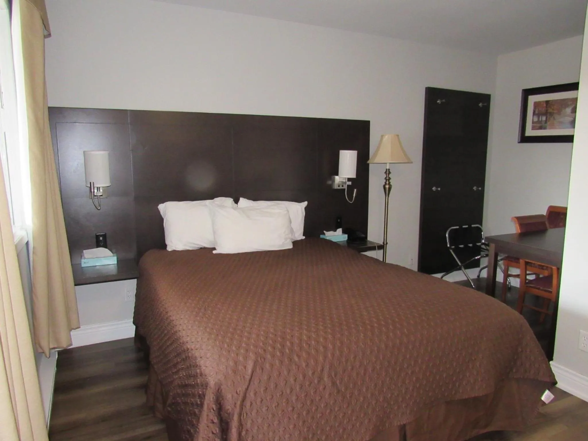 Bed in Cedar Lodge Motel