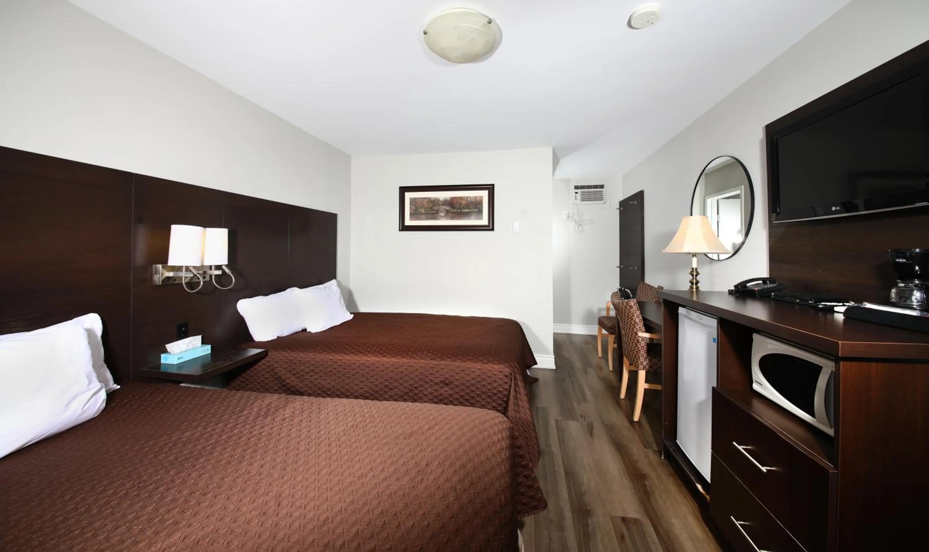 Photo of the whole room, Bed in Cedar Lodge Motel