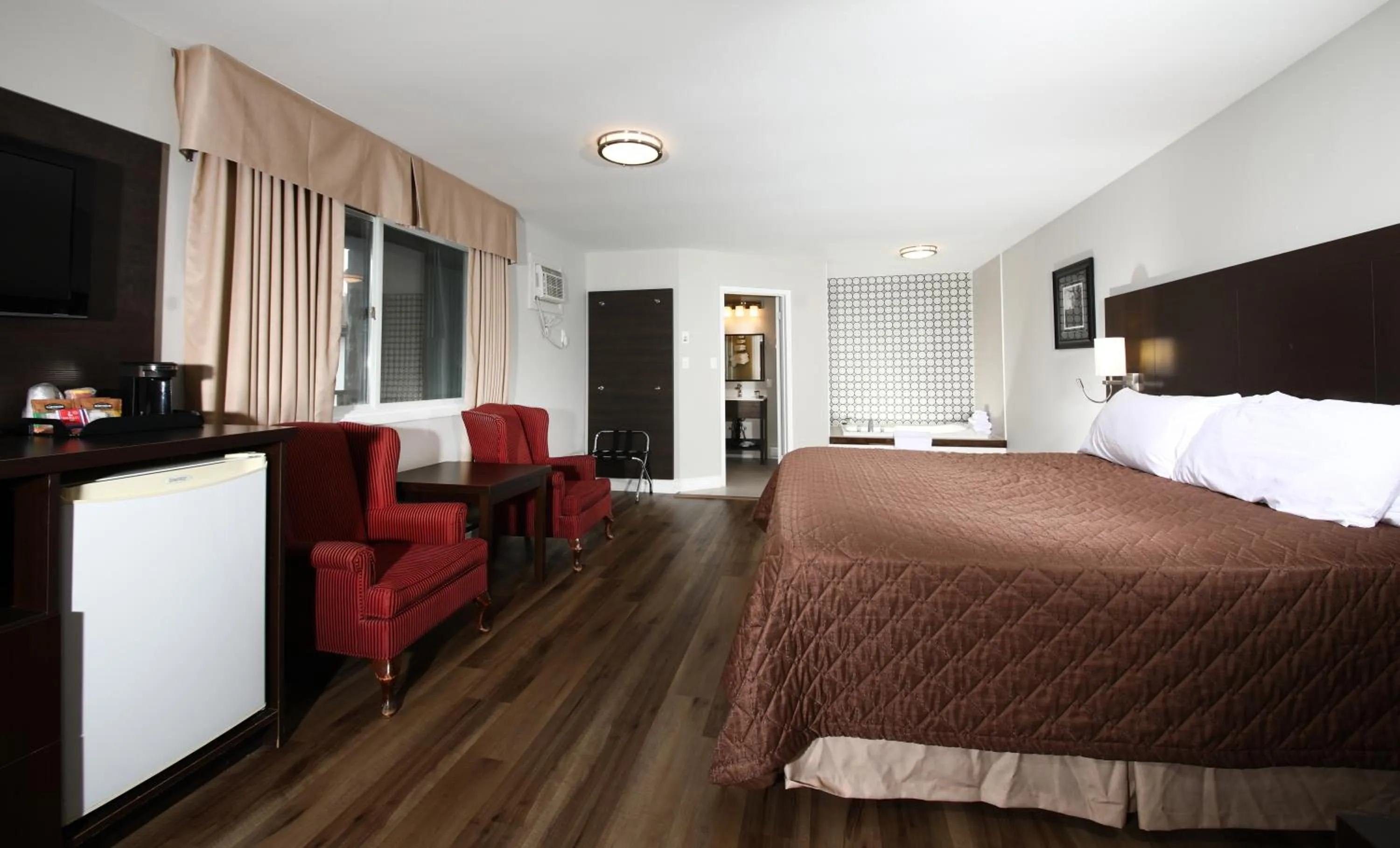 Photo of the whole room, Bed in Cedar Lodge Motel