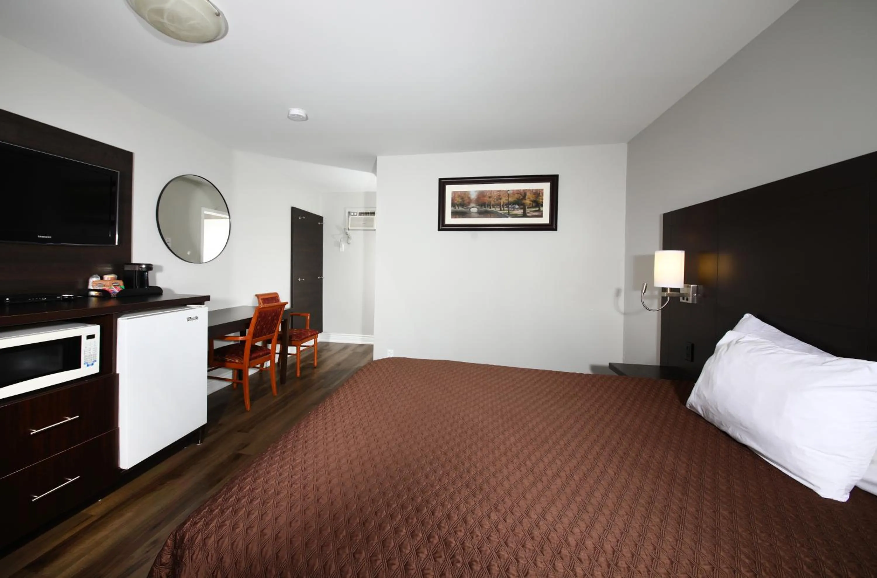 Photo of the whole room, Bed in Cedar Lodge Motel