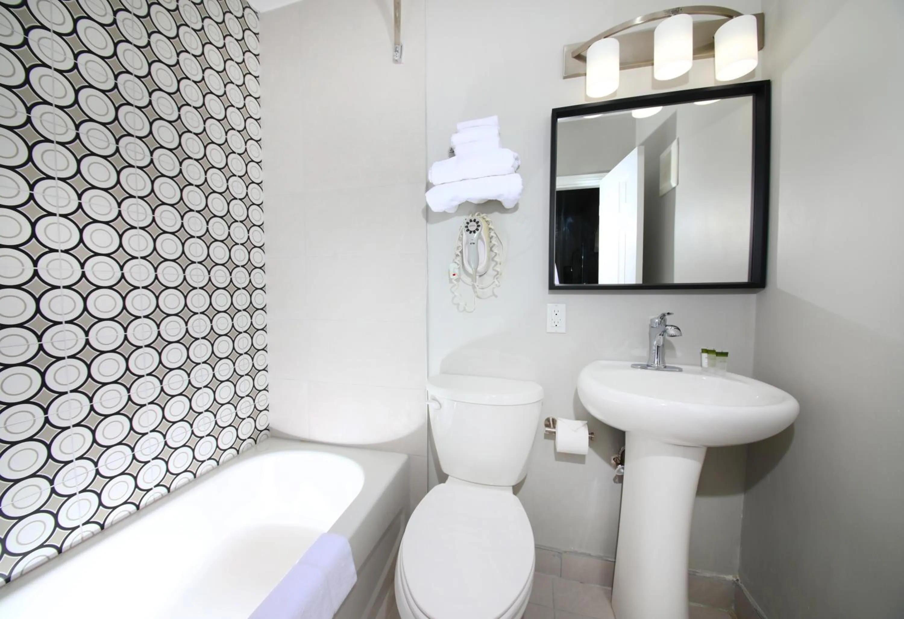 Bath in Cedar Lodge Motel