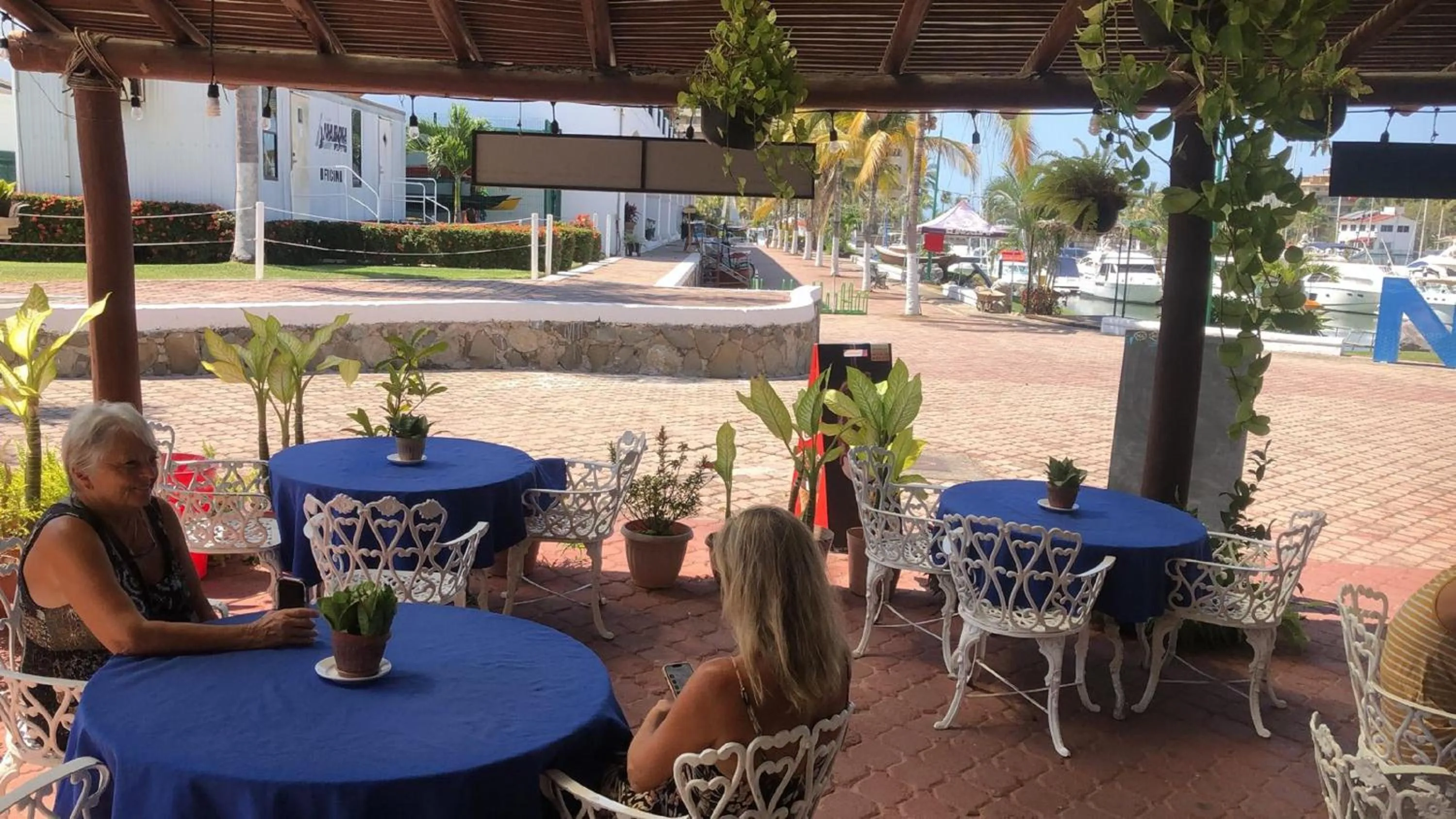 Restaurant/places to eat in Marina Banderas Suites Hotel Boutique