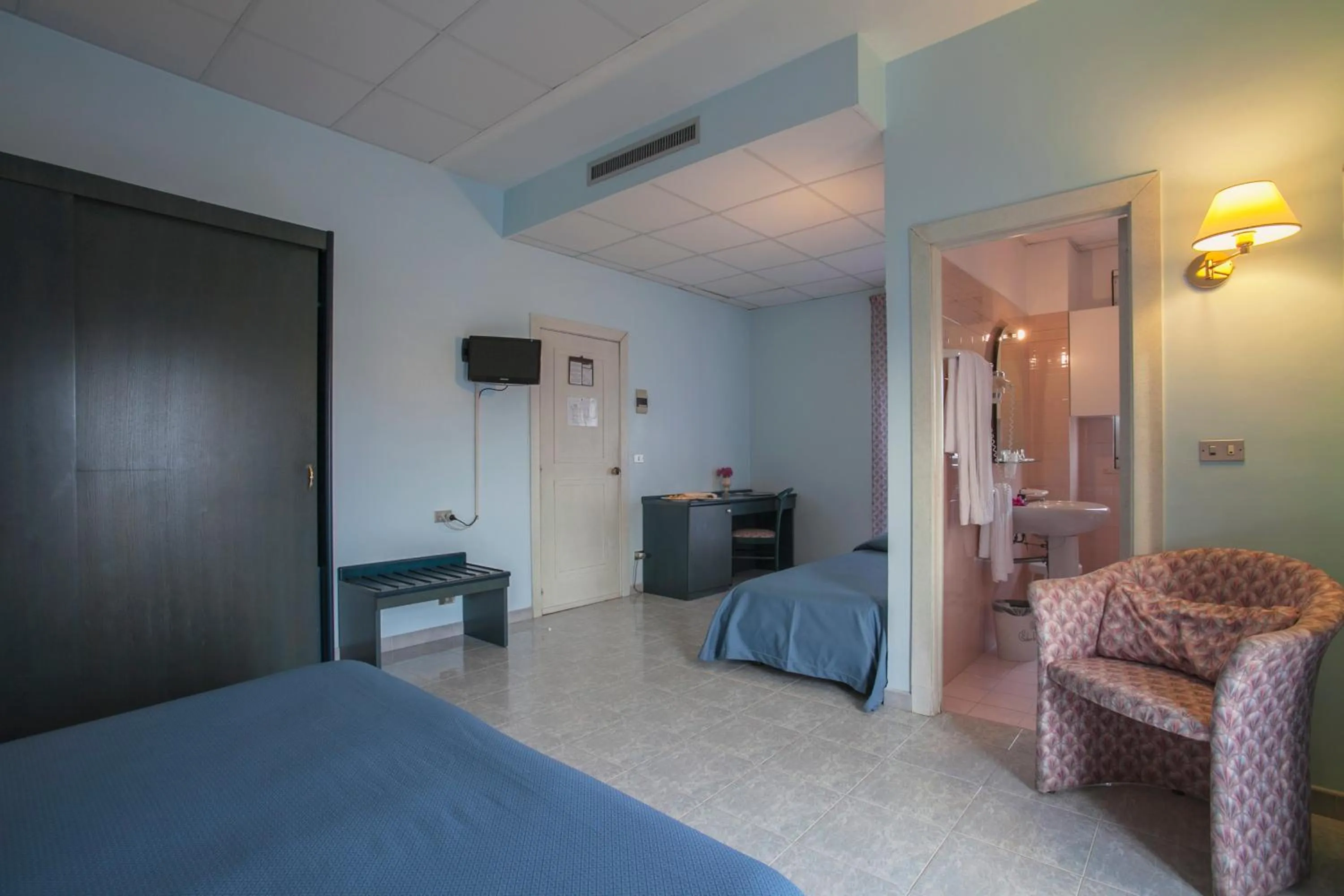 Photo of the whole room in Eden Beach Club