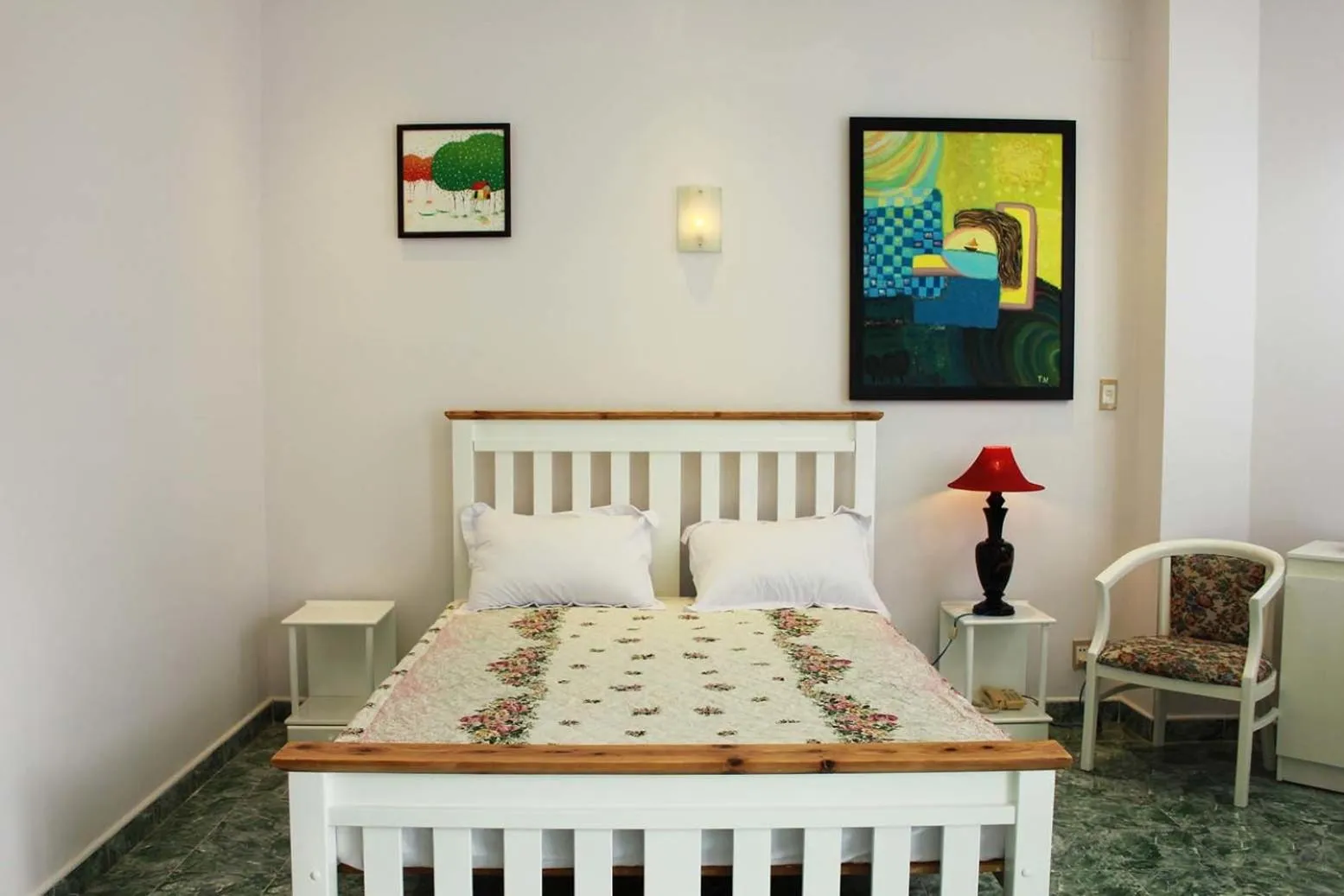 Photo of the whole room, Bed in Sunshine