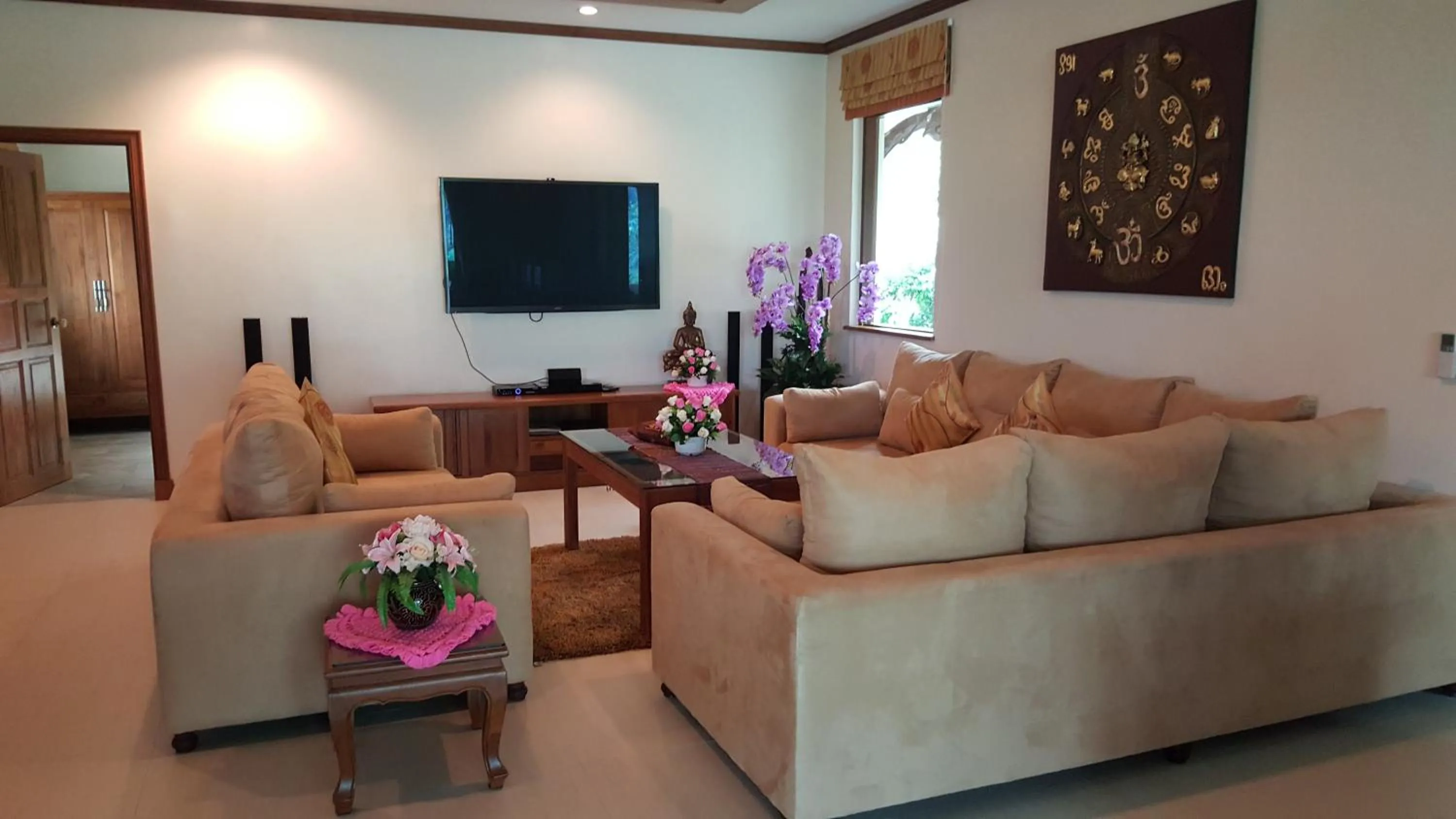 TV and multimedia in Saifon Villas 5 Bedroom Pool Villa