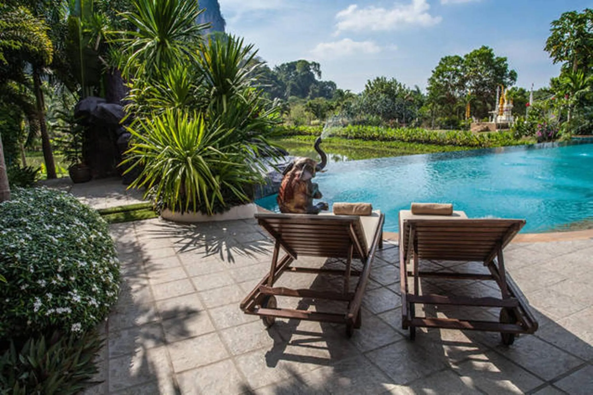 Patio in Saifon Villas 5 Bedroom Pool Villa