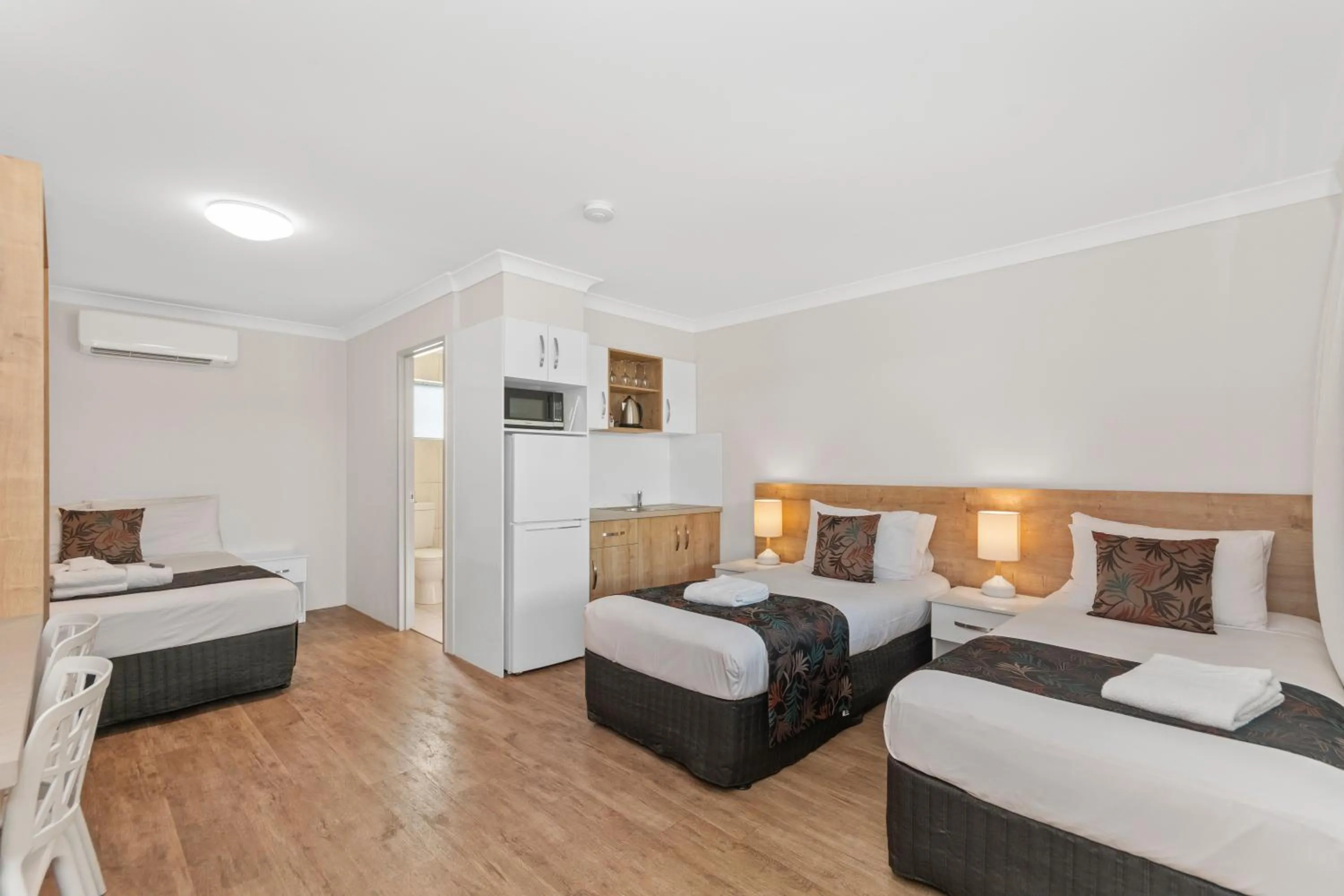 Bed in Castle Crest Motel